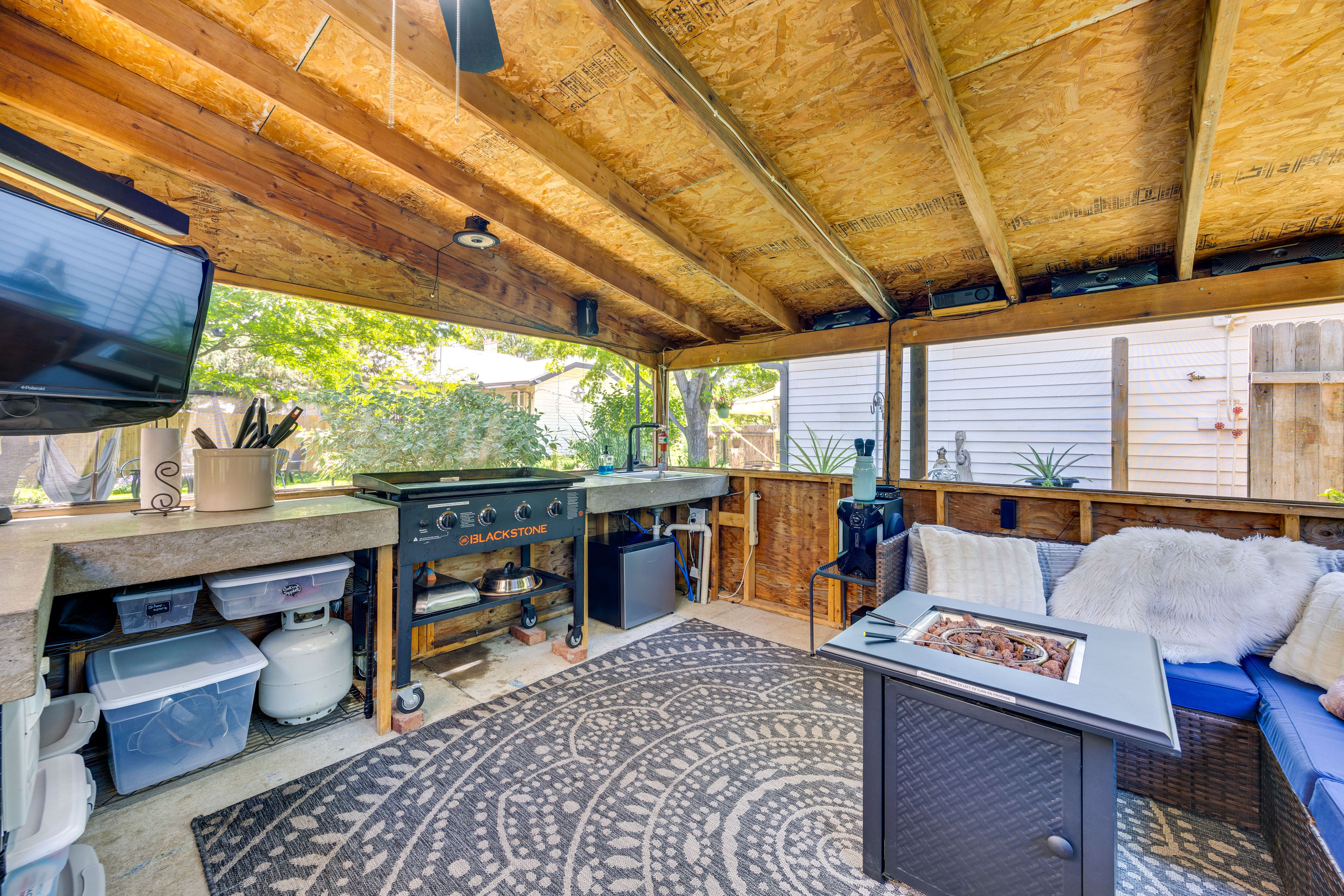 Outdoor Kitchen | Fire Pit