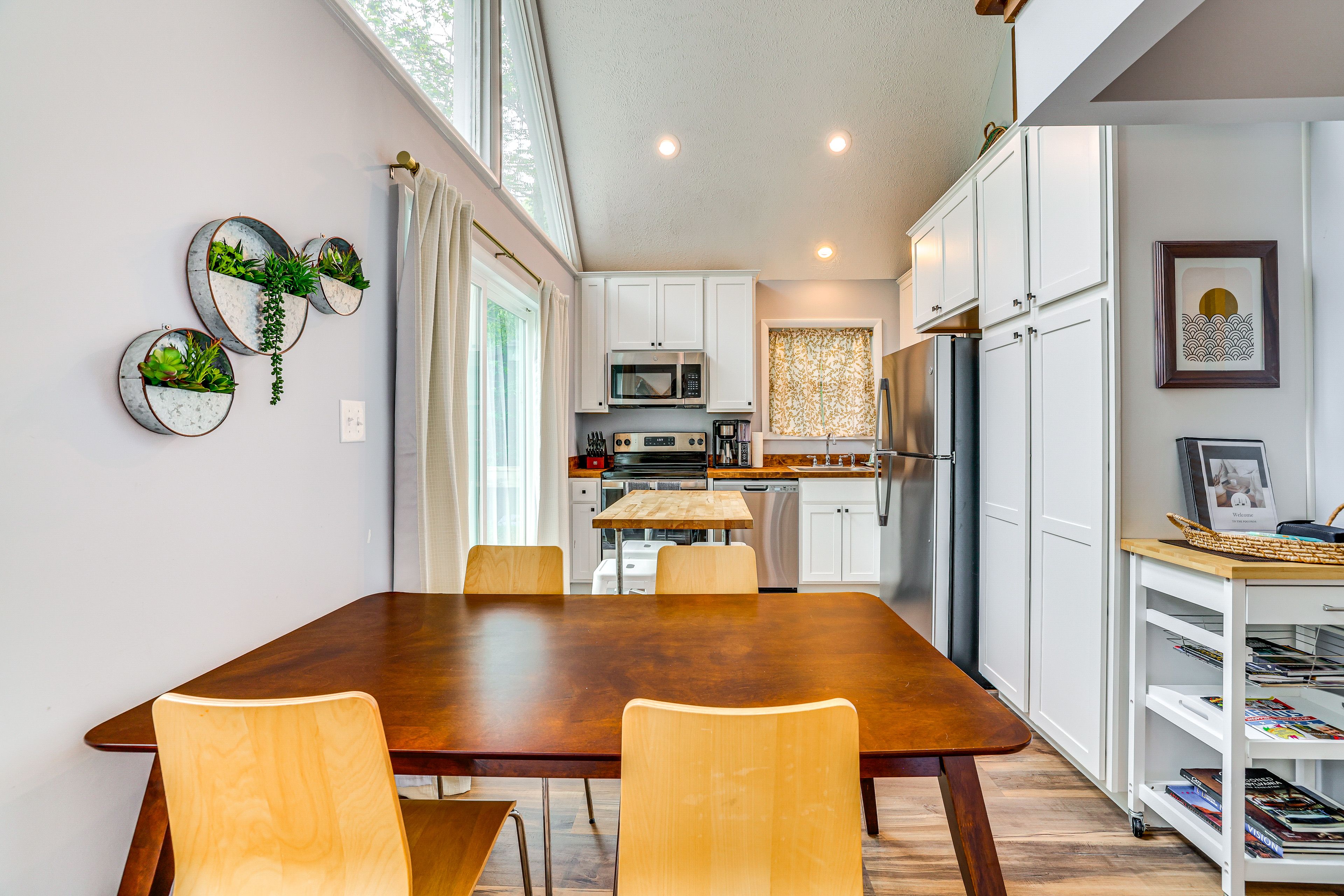 Dining Area | Dishware & Flatware Provided