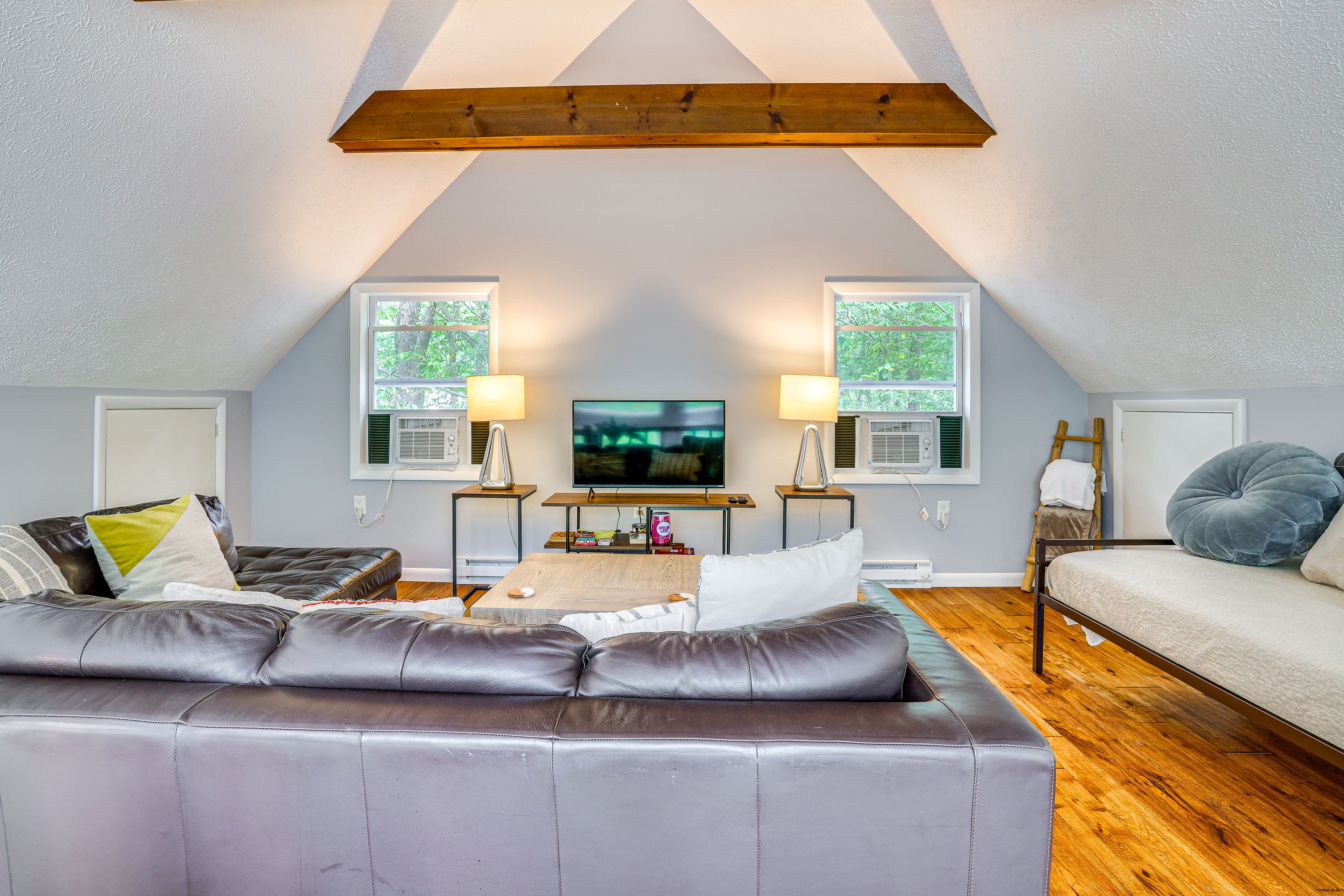Loft | Twin Daybed | Smart TV