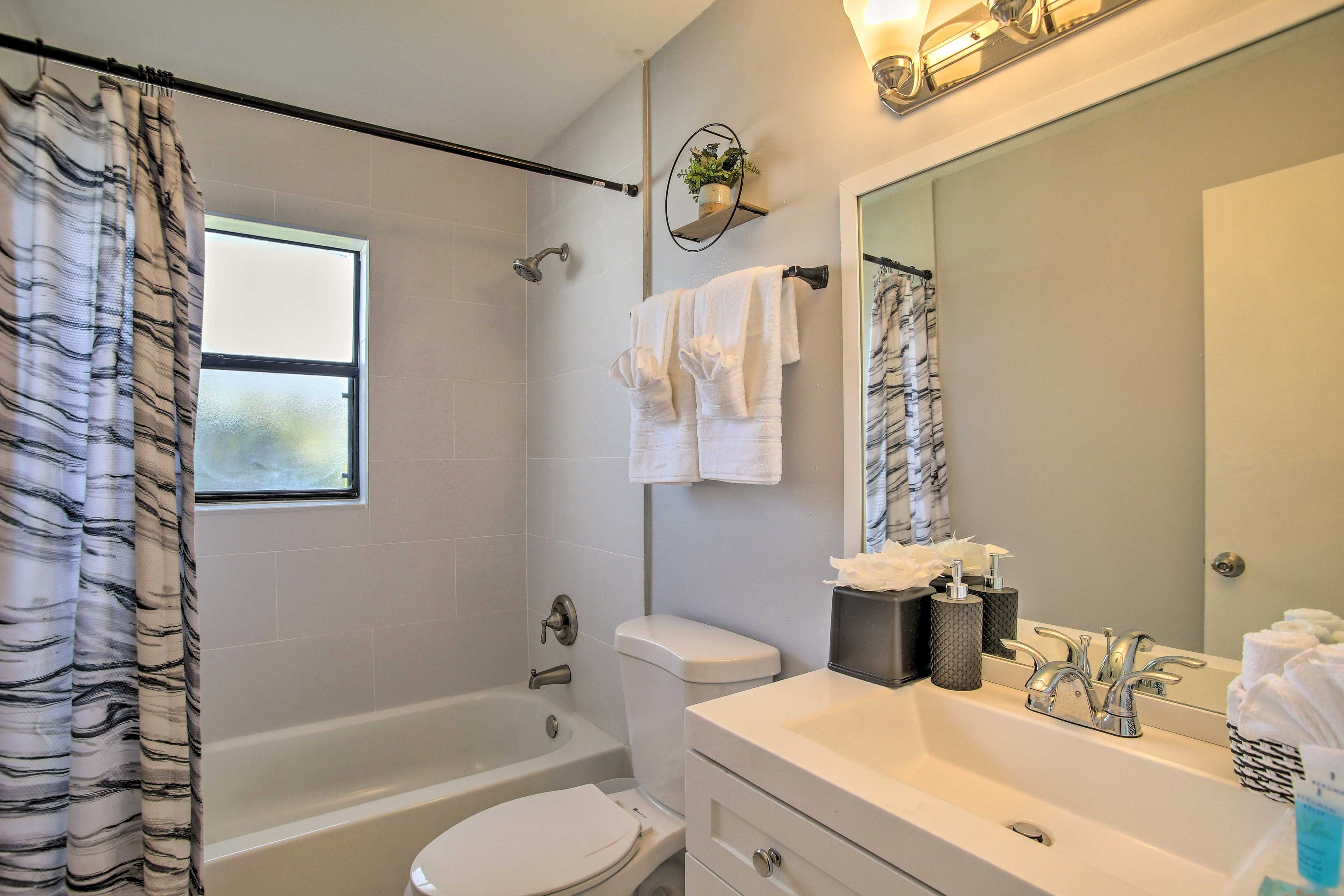 Full Bathroom | Complimentary Toiletries