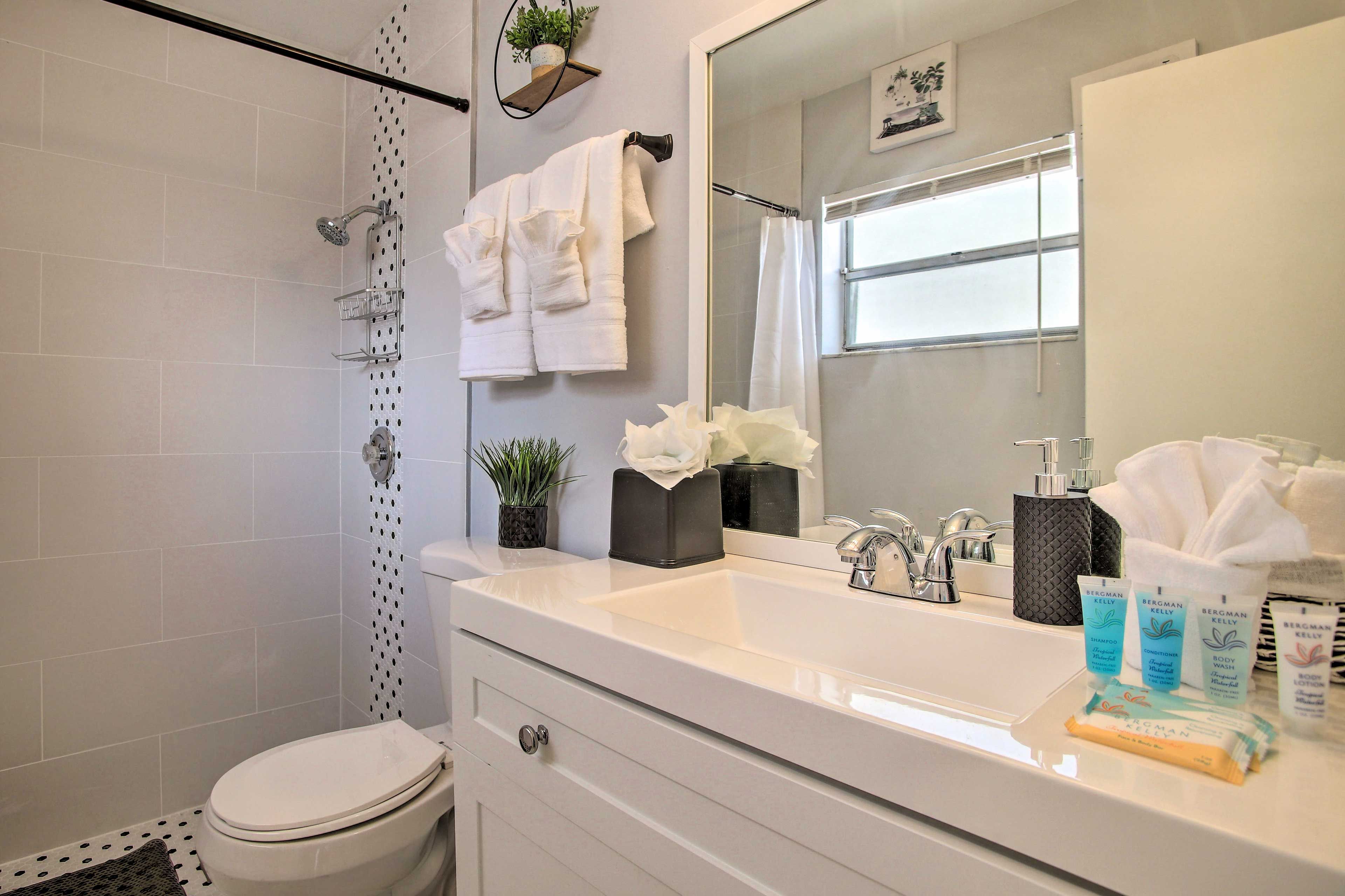 Full Bathroom | Complimentary Toiletries