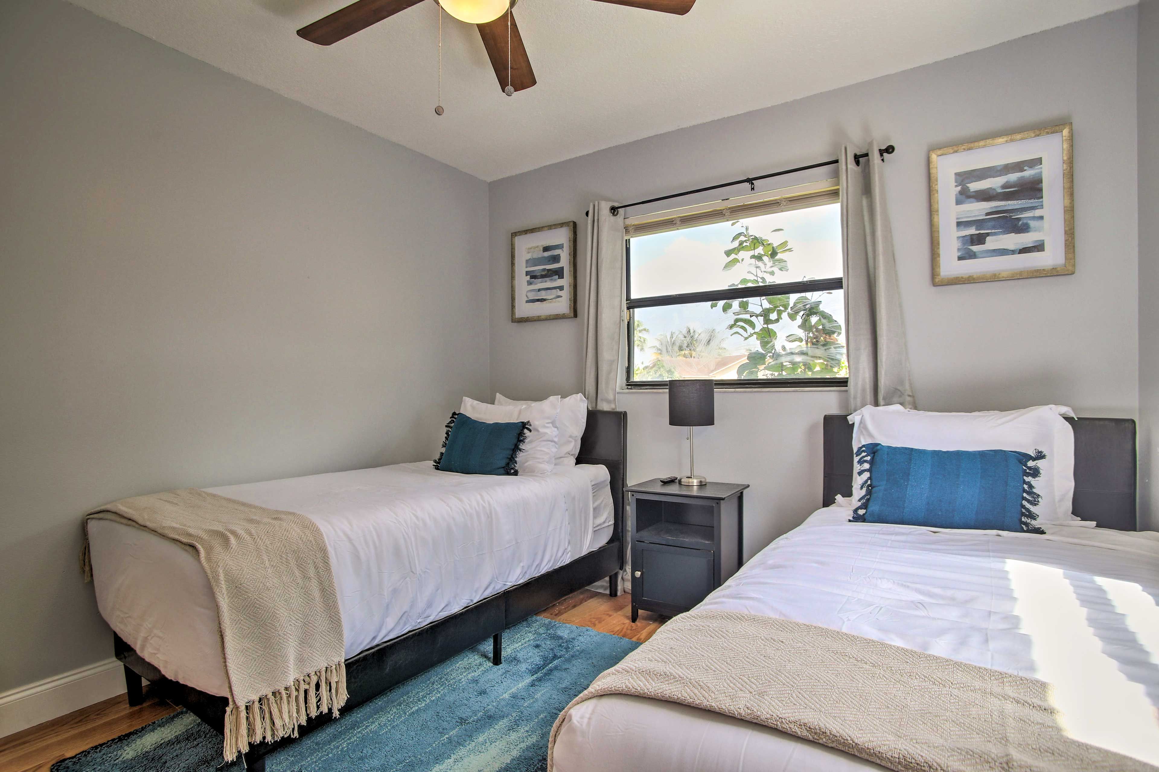 Bedroom 2 | 2 Twin Beds | Smart TV