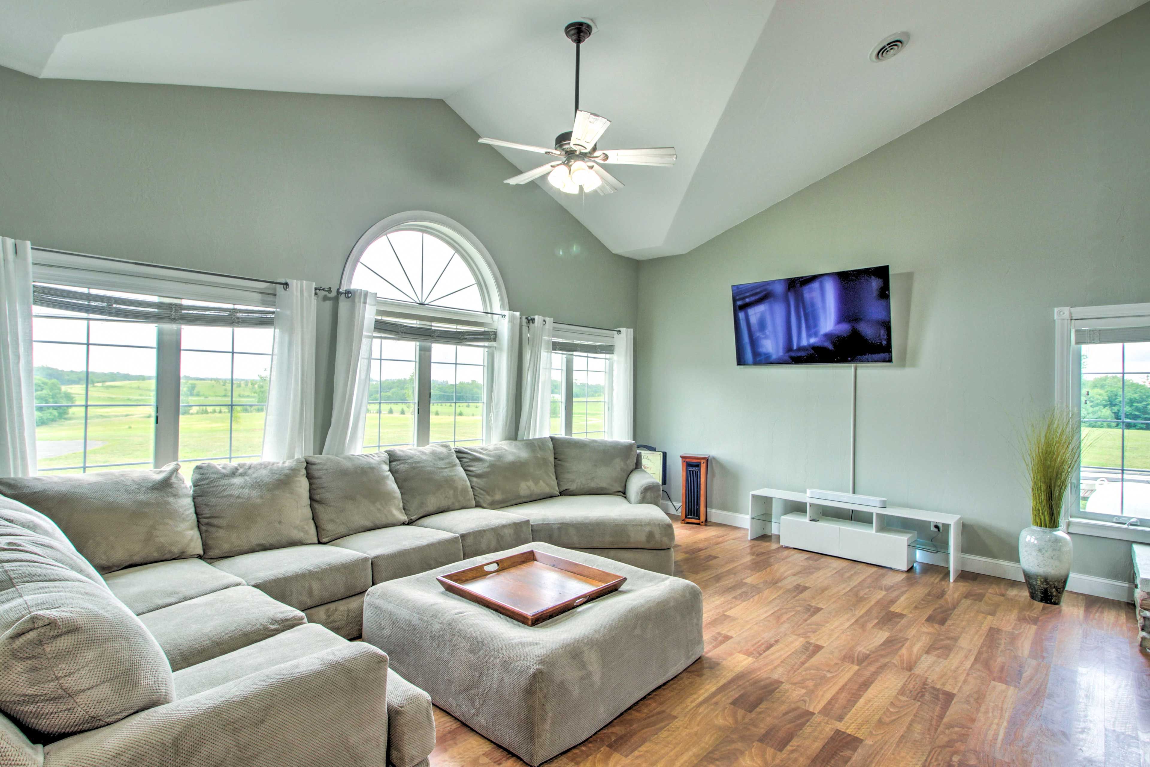 Living Room | Smart TV | Free WiFi | Pet Friendly w/ Fee