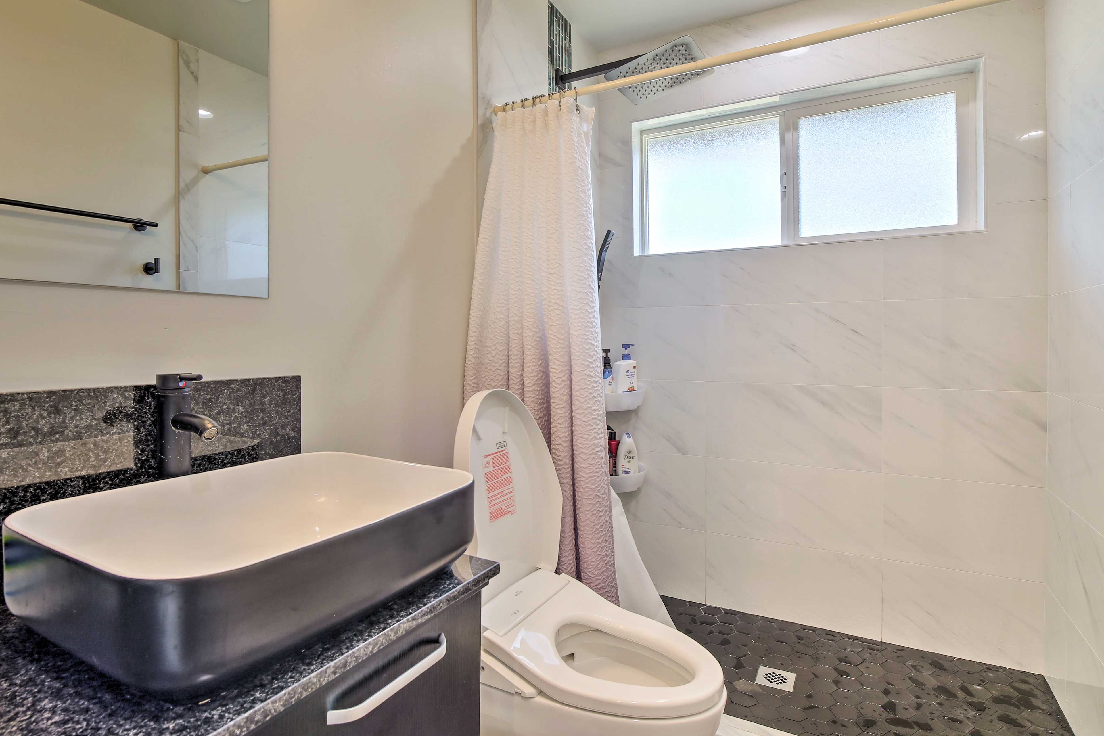 Full Bathroom | 1st Floor | Towels Provided | Complimentary Toiletries