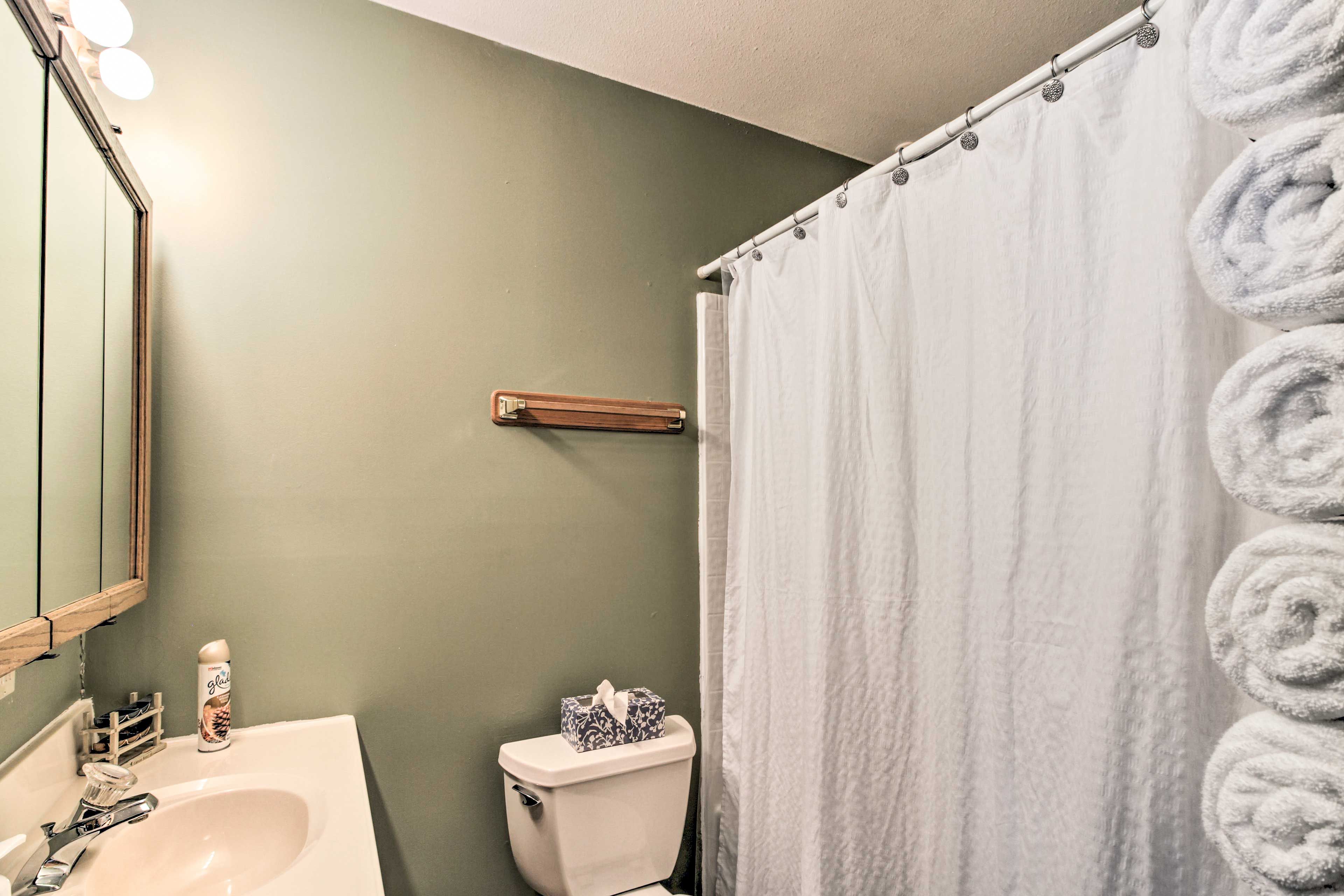 Full Bathroom | Complimentary Toiletries | Hair Dryer