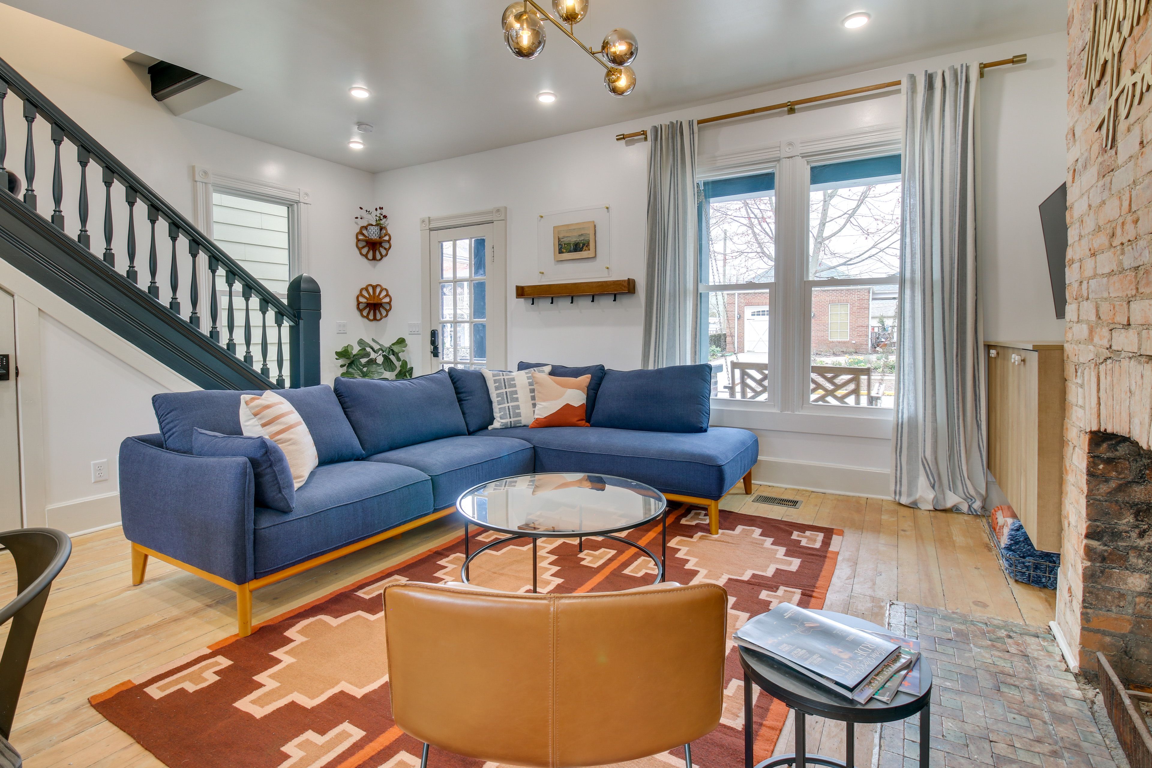 Living Room | Smart TVs | Free WiFi | Fireplace (Decorative Only)