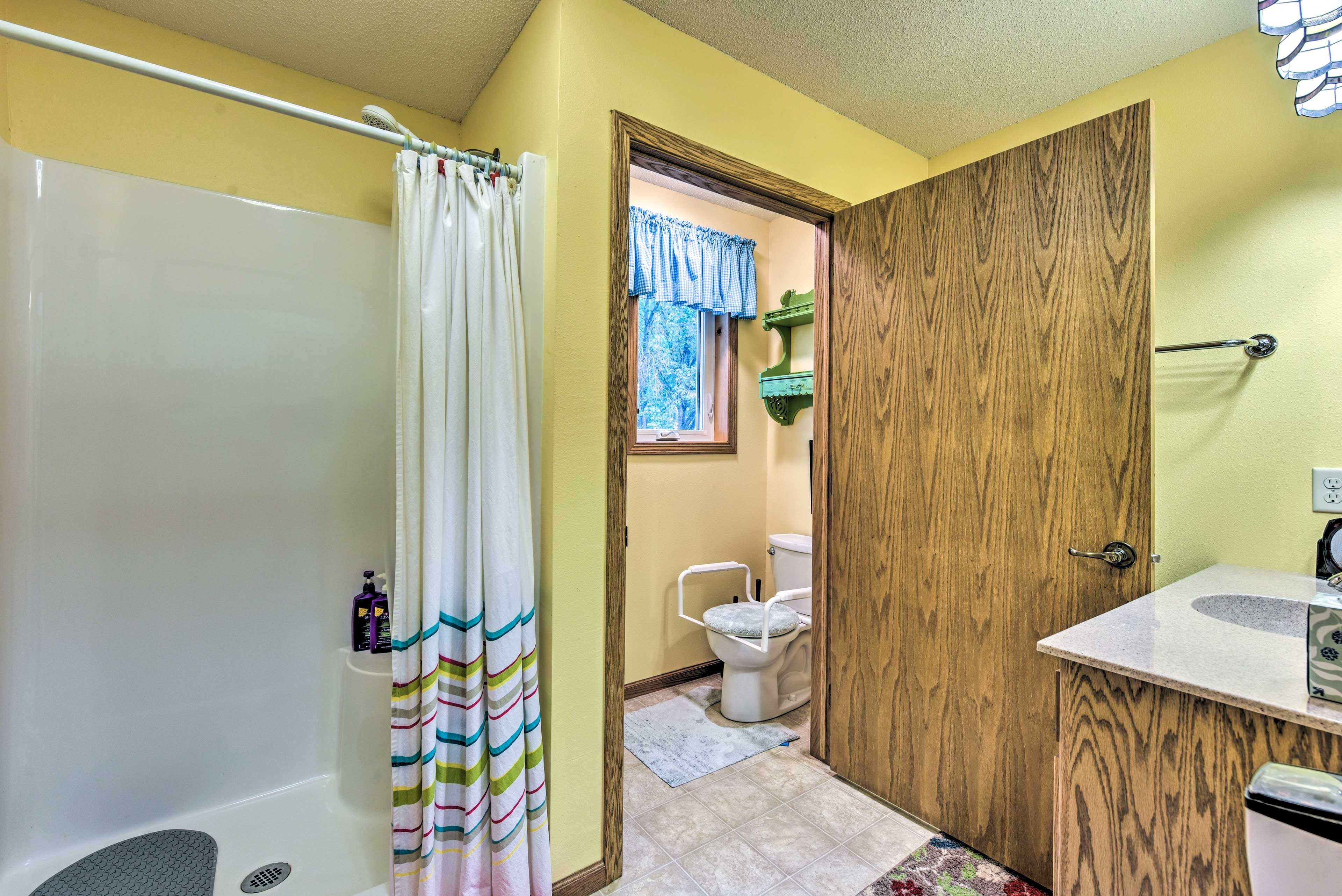 Full Bathroom | Towels Provided | 1st Floor