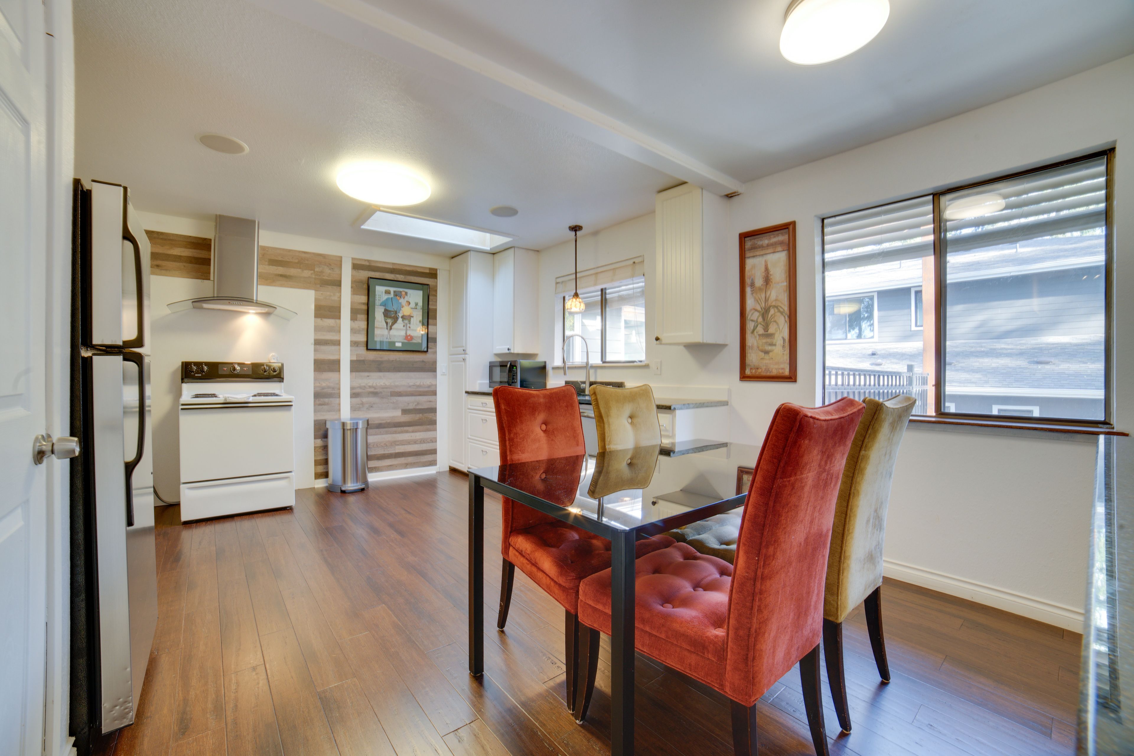 Dining Area | Dishware/Flatware Provided