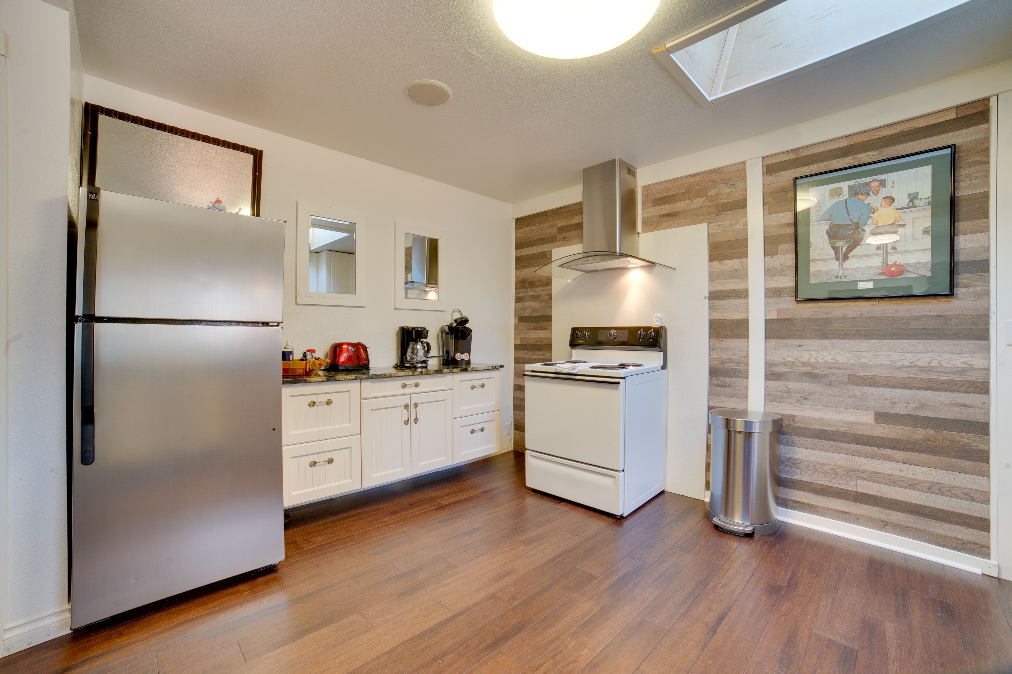Kitchen | Cooking Basics | Coffee Maker | Paper Towels/Trash Bags Provided