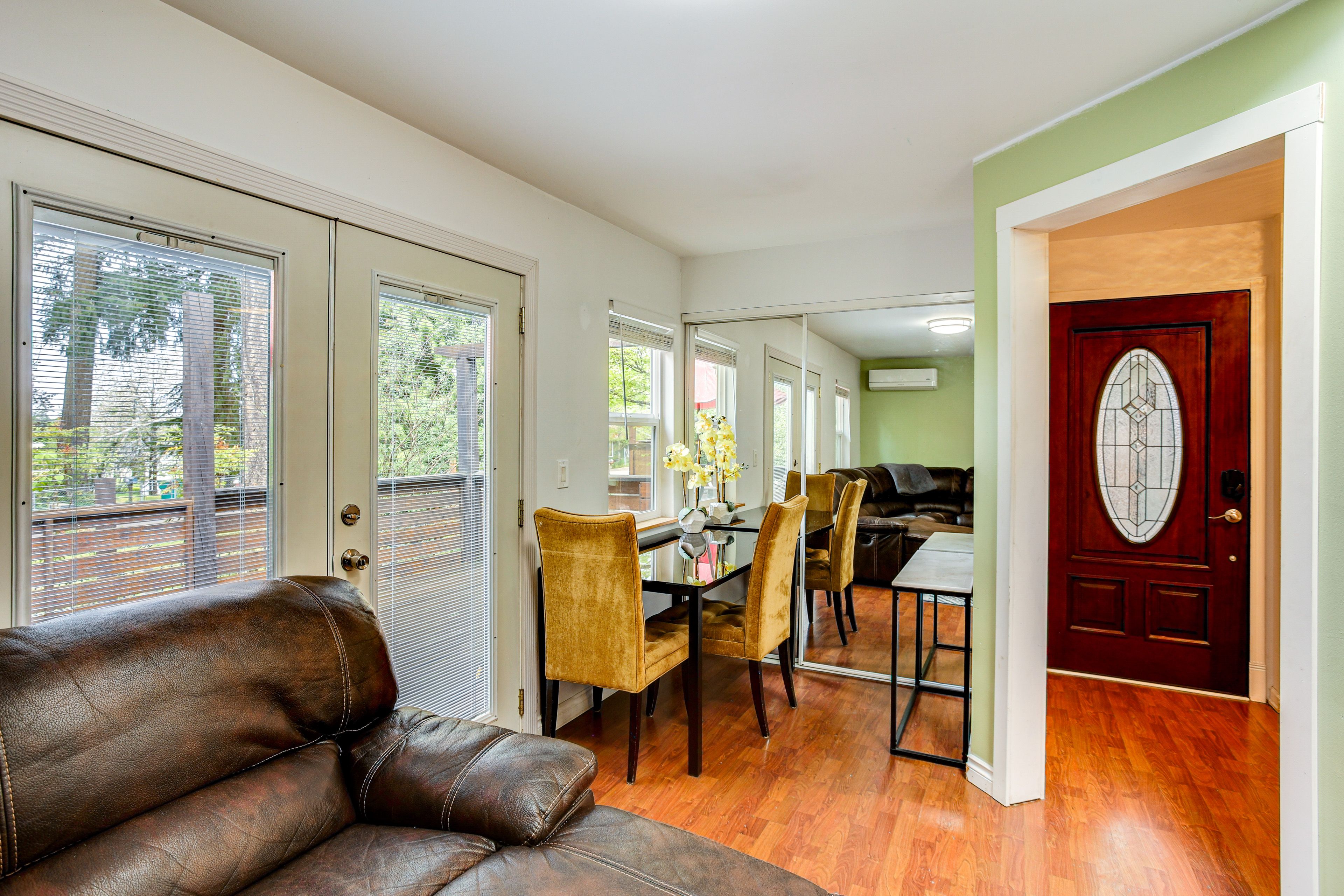Dining Area | Dishware/Flatware Provided