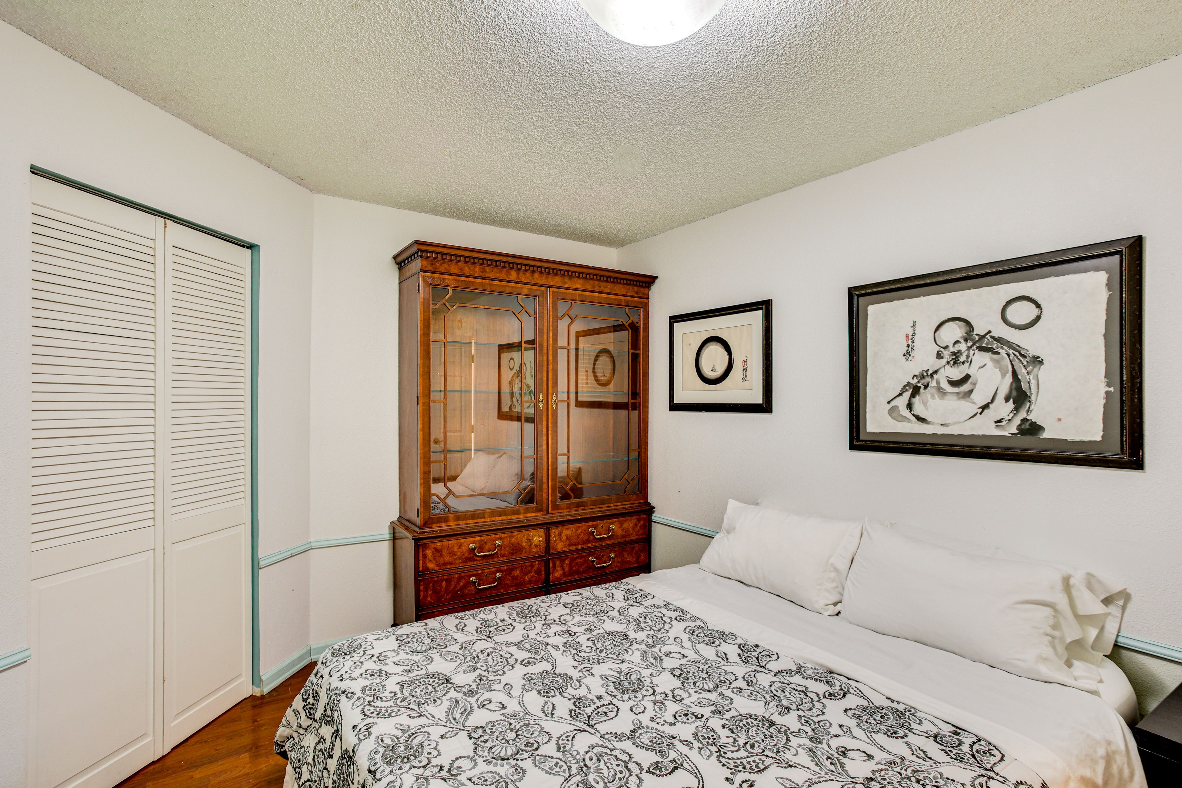 Bedroom | Queen Bed | Linens Provided