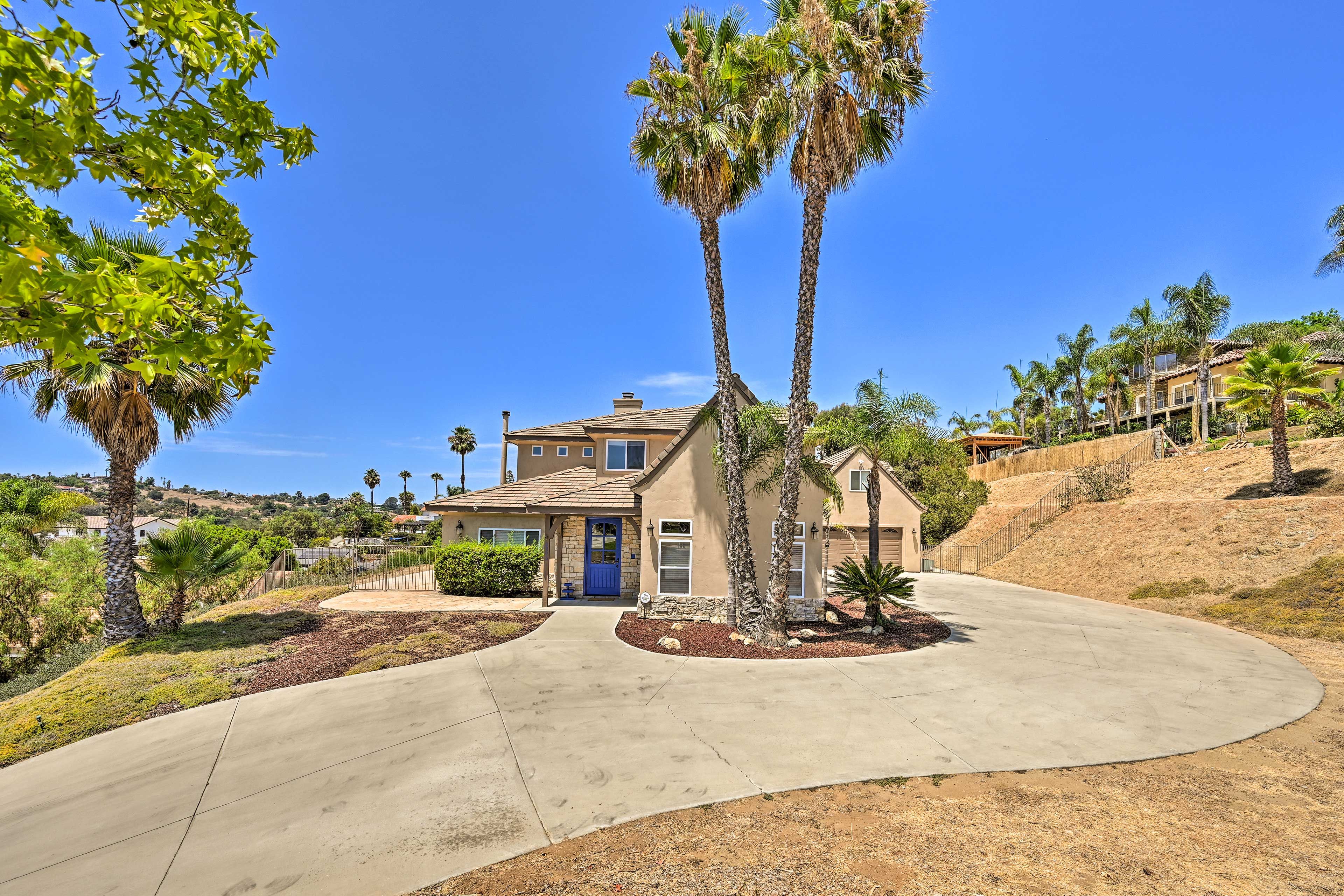 Parking | (Driveway (12 Vehicles) | RV/Trailer Parking