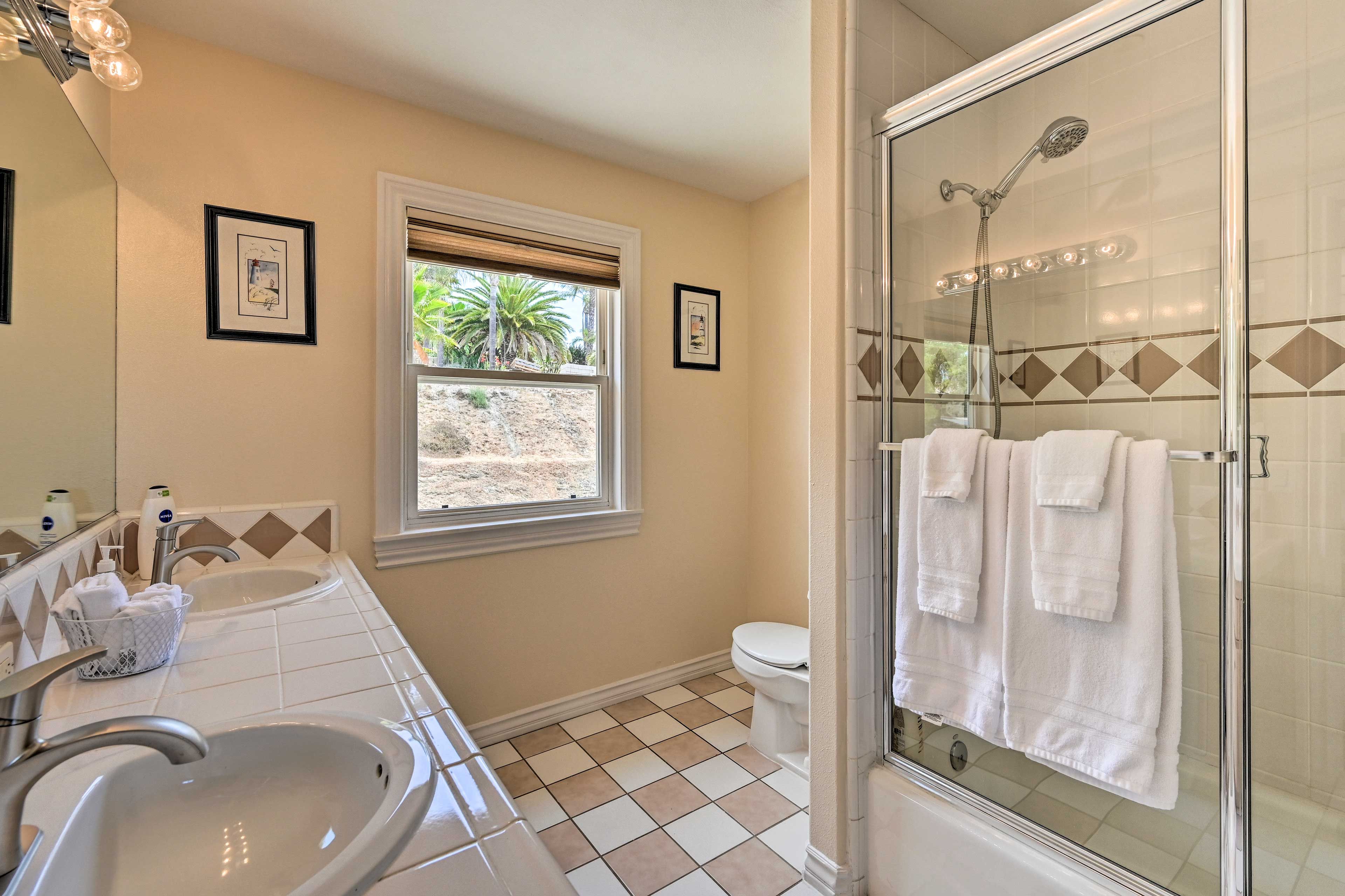 En-Suite Bathroom | Towels Provided