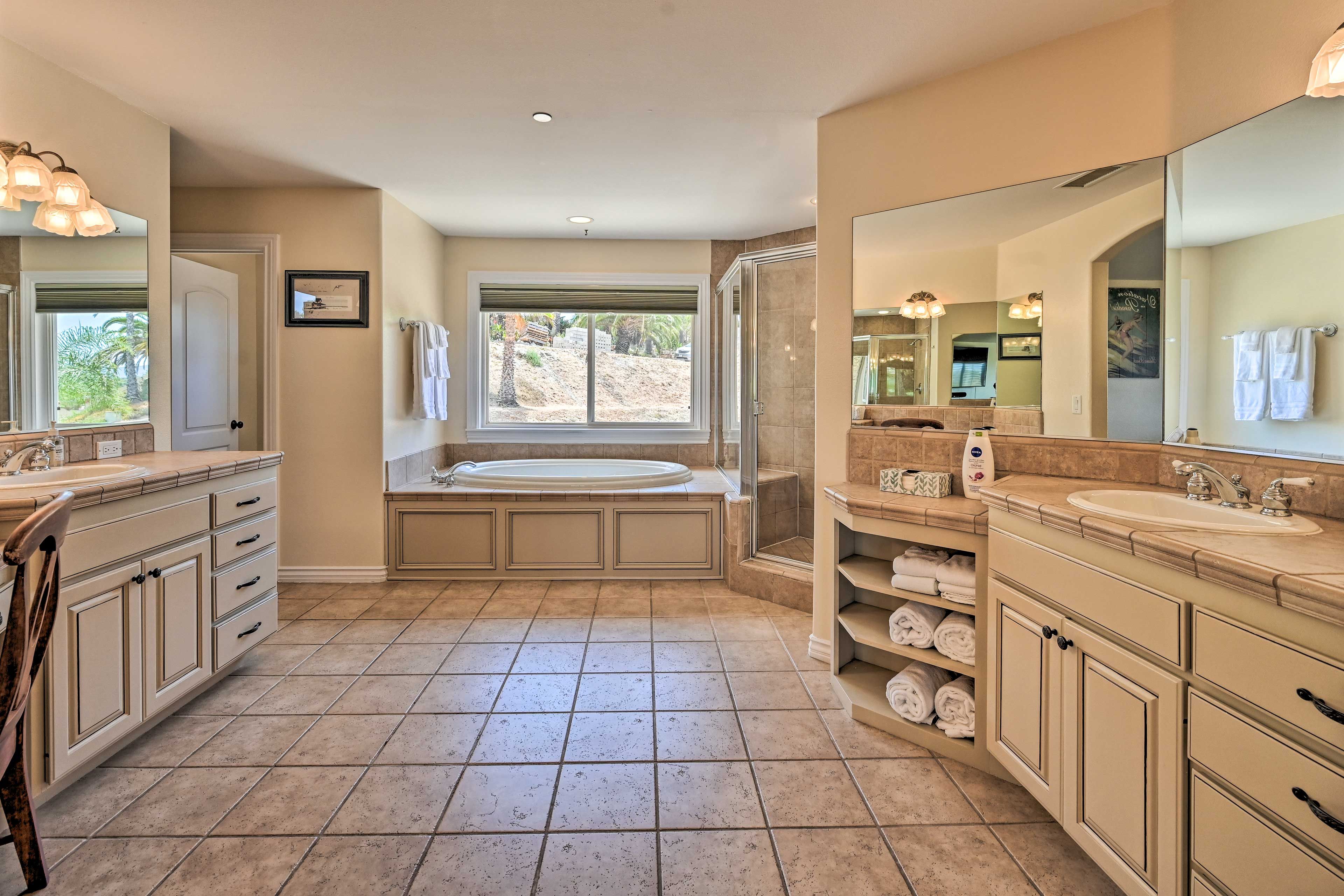 En-Suite Bathroom | Complimentary Toiletries | Jetted Tub