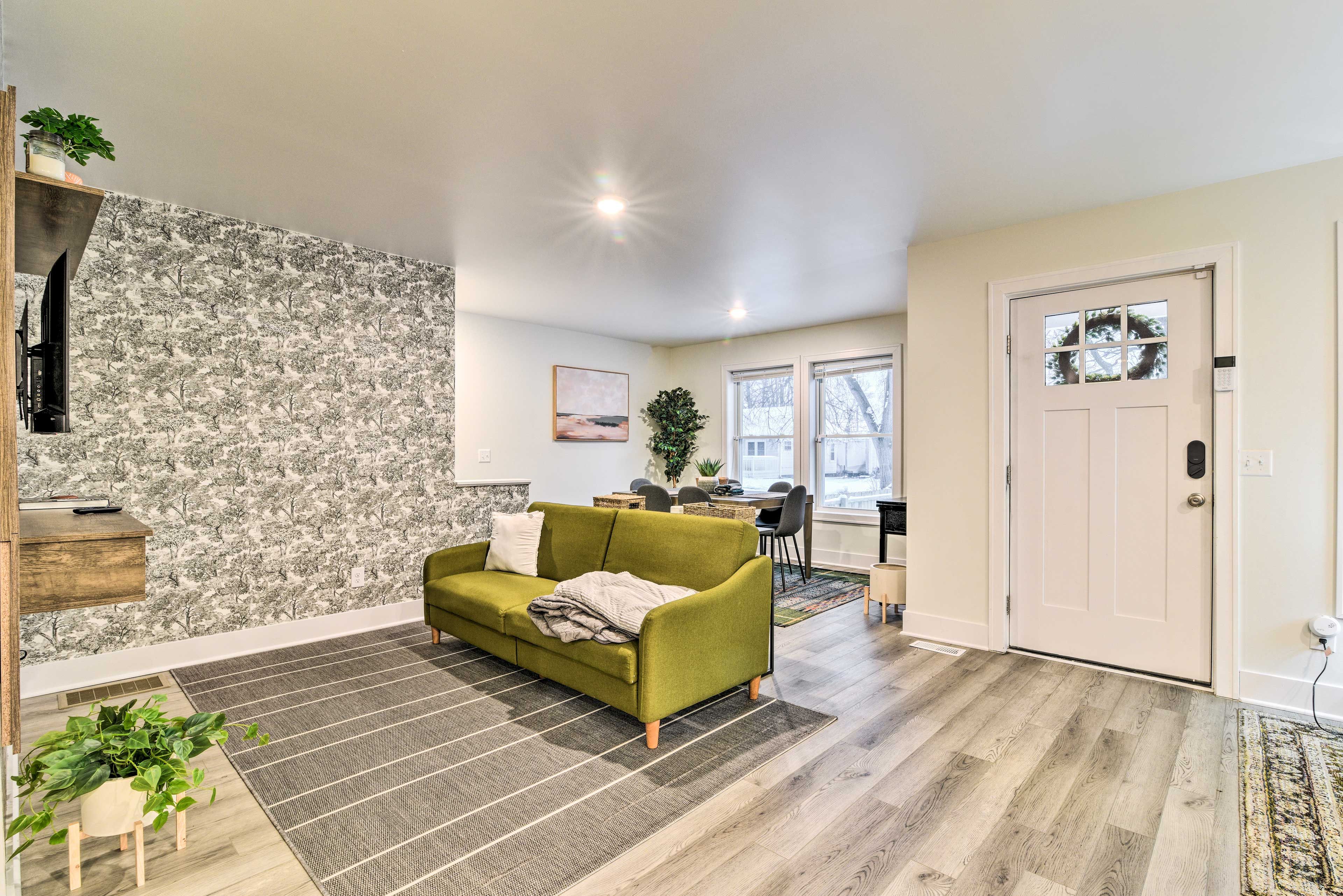 Living Room | Main Level | Free WiFi | Full Futon