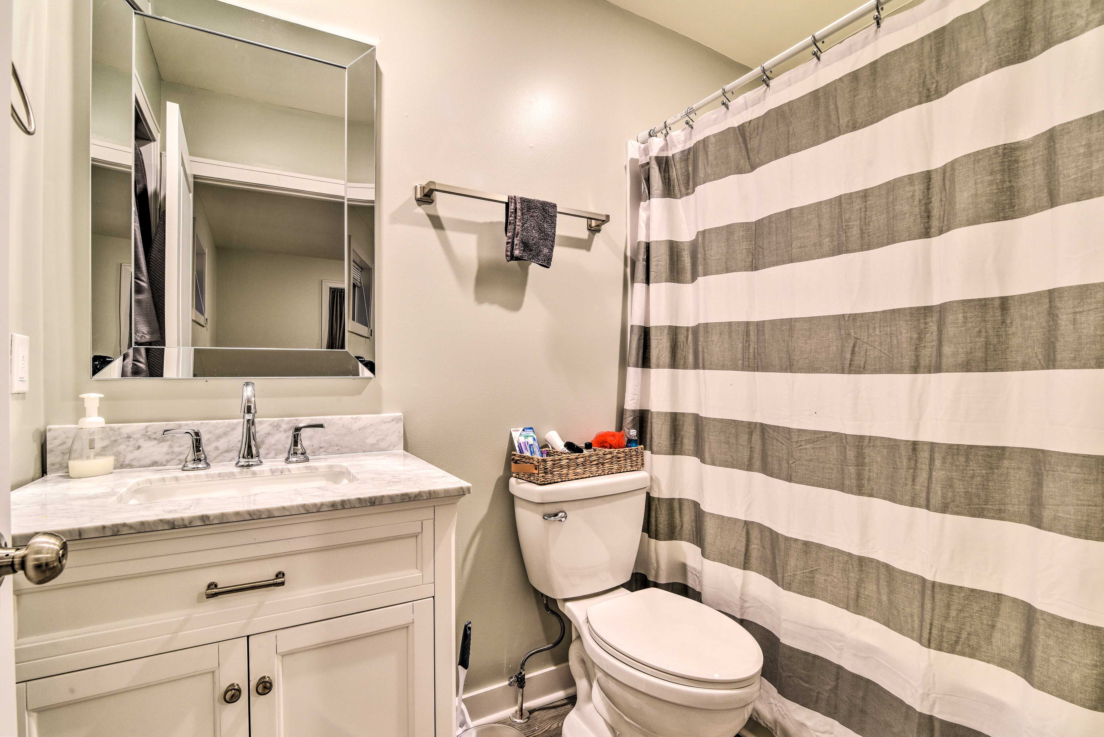 Full Bathroom | Main Level | Complimentary Toiletries