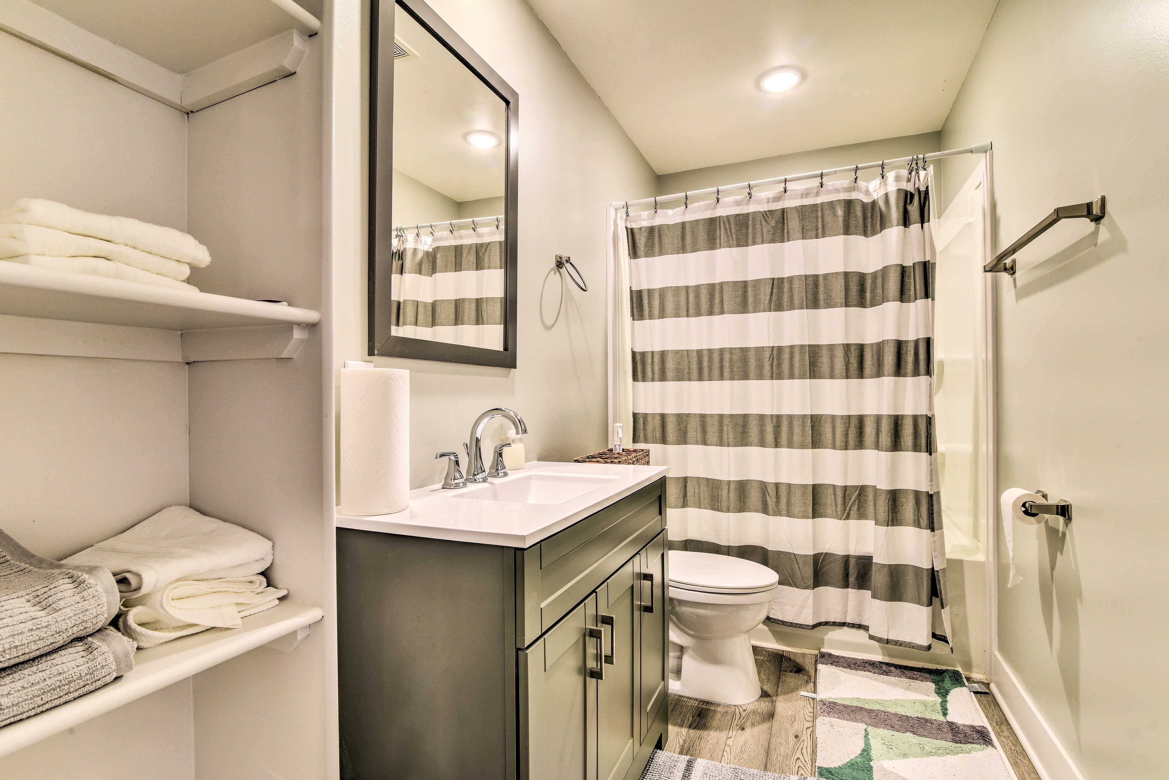 Full Bathroom | Main Level | Towels Provided