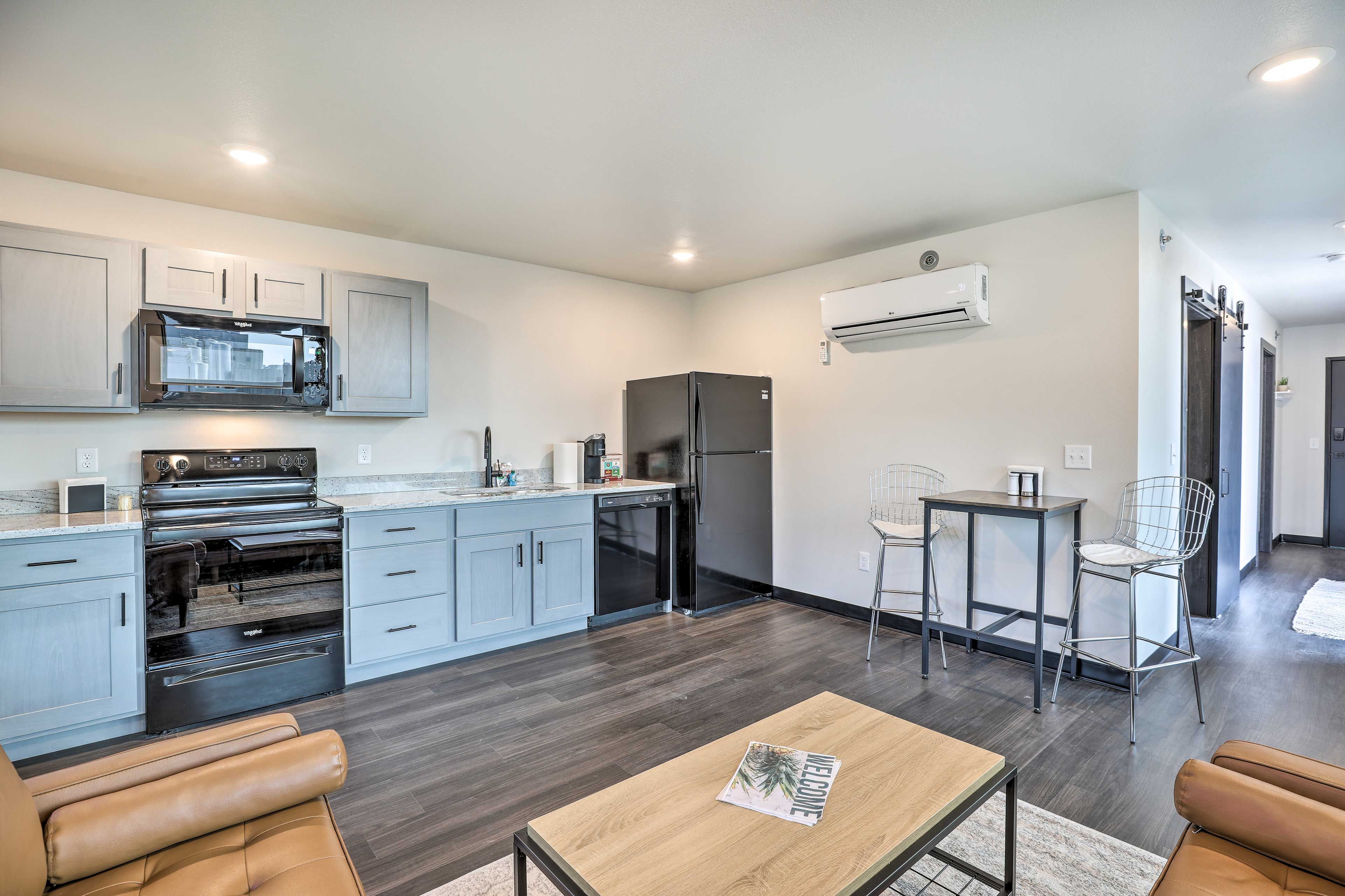 Kitchen & Dining Area | Dishwasher | Coffee Maker | Dishware & Flatware Provided