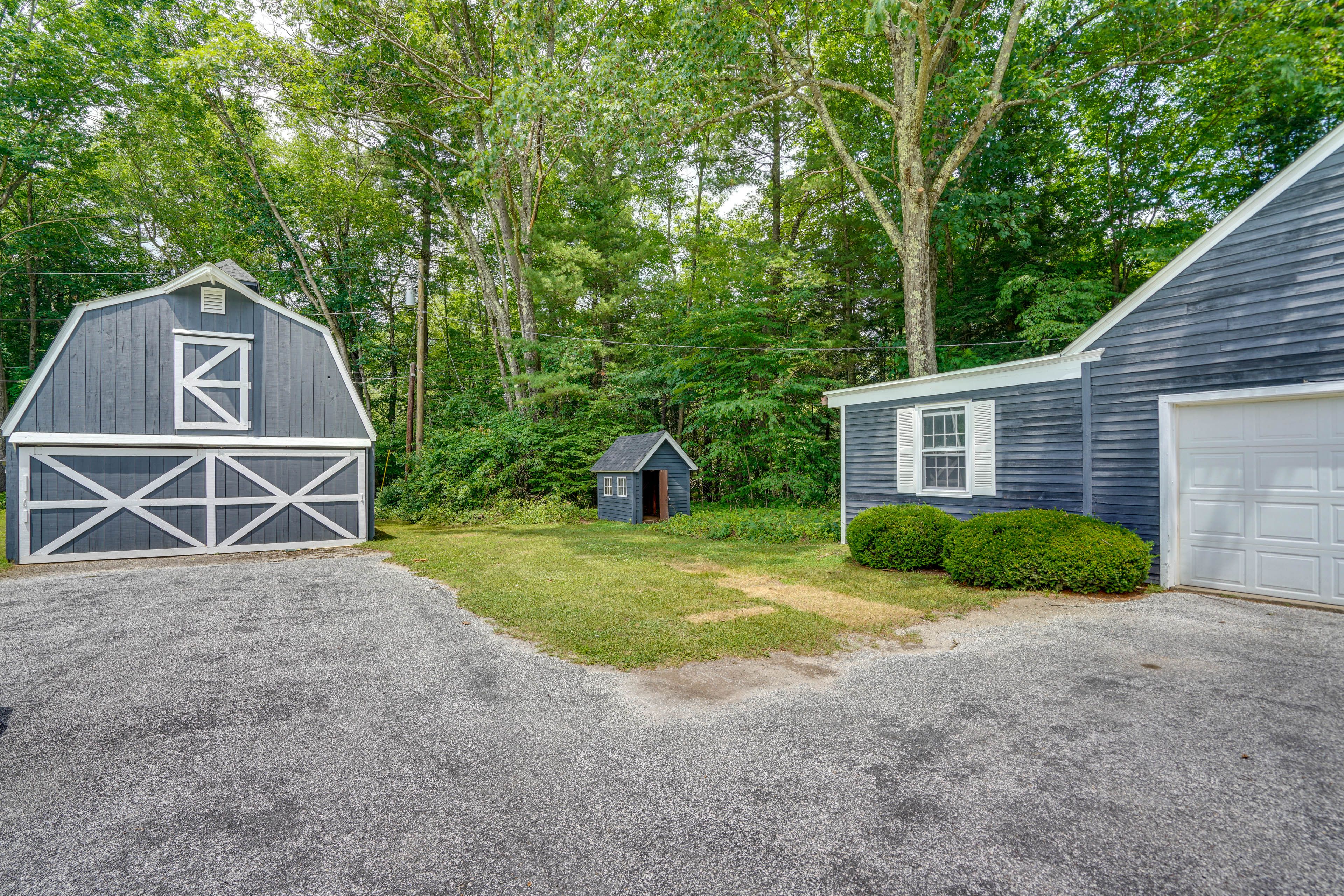 Garage & Driveway Parking (4 Total Vehicles)