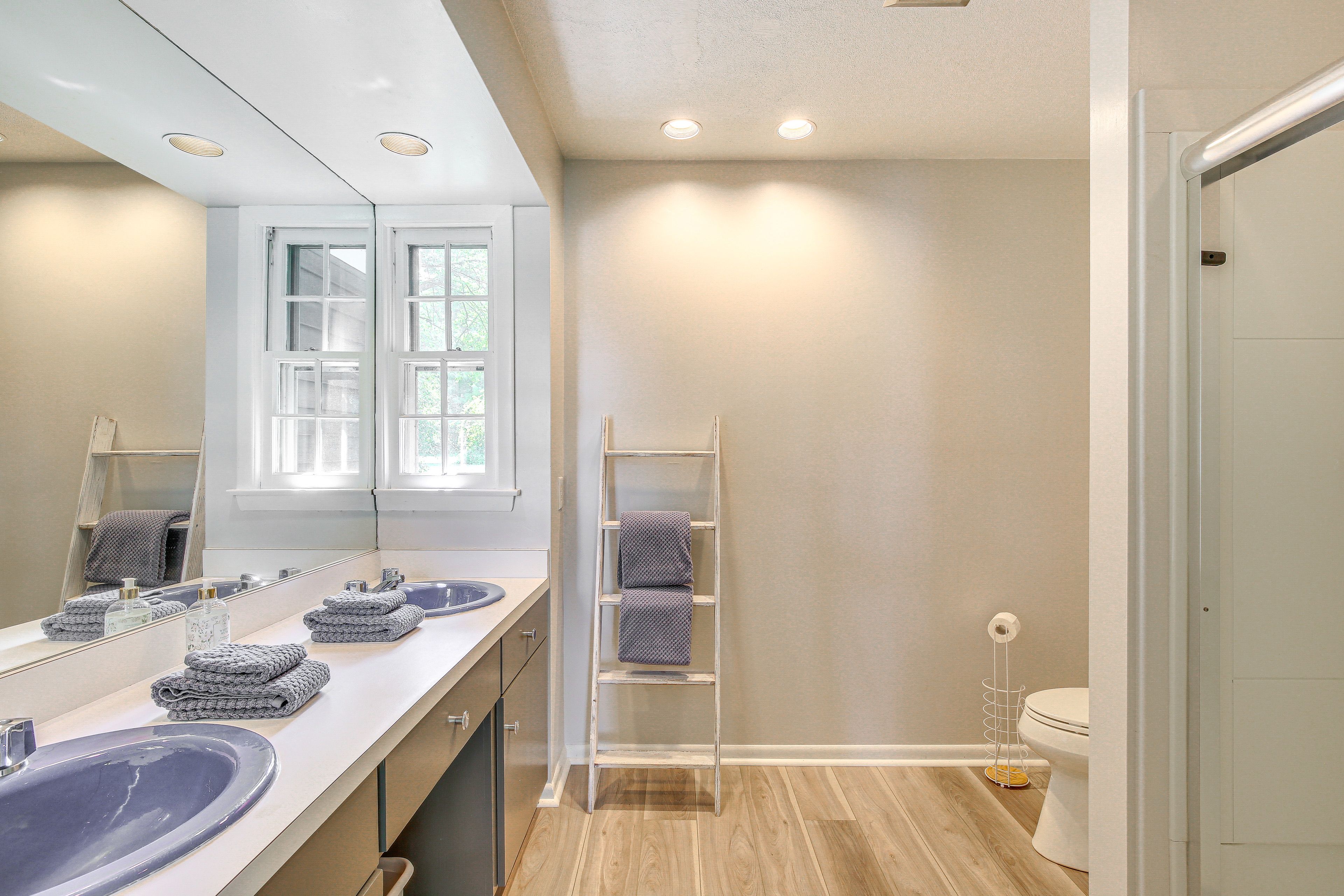 En-Suite Bathroom | Complimentary Toiletries | Towels & Linens Provided