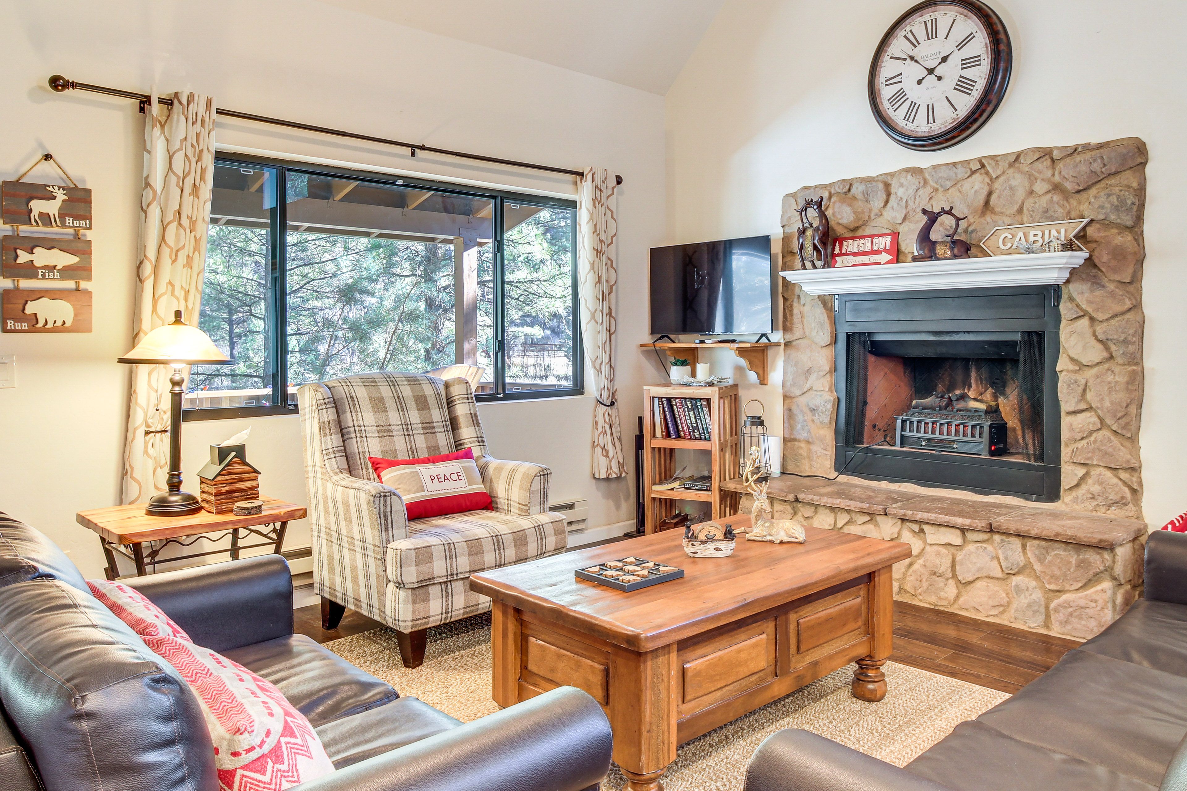 Living Room | Free WiFi | Smart TV | Gas Fireplace