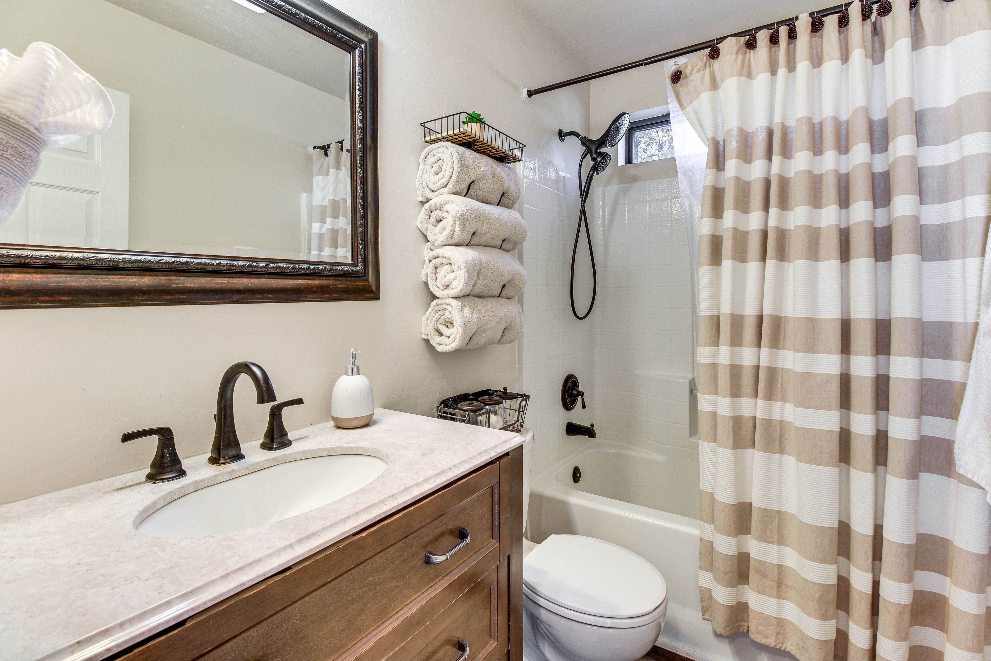 Full Bathroom | Towels Provided