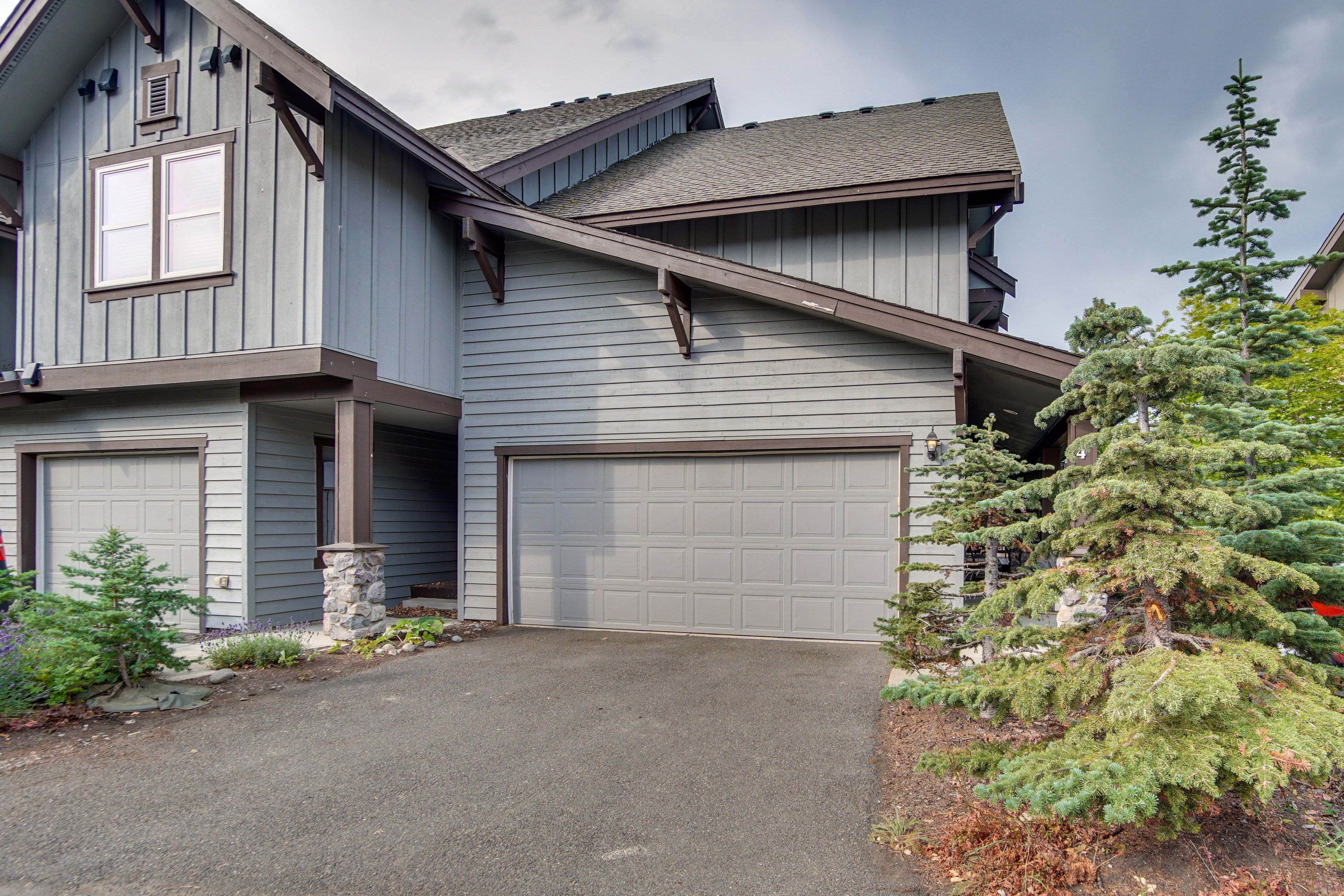 Exterior | Garage (1 Vehicle) | Driveway (2 Vehicles)