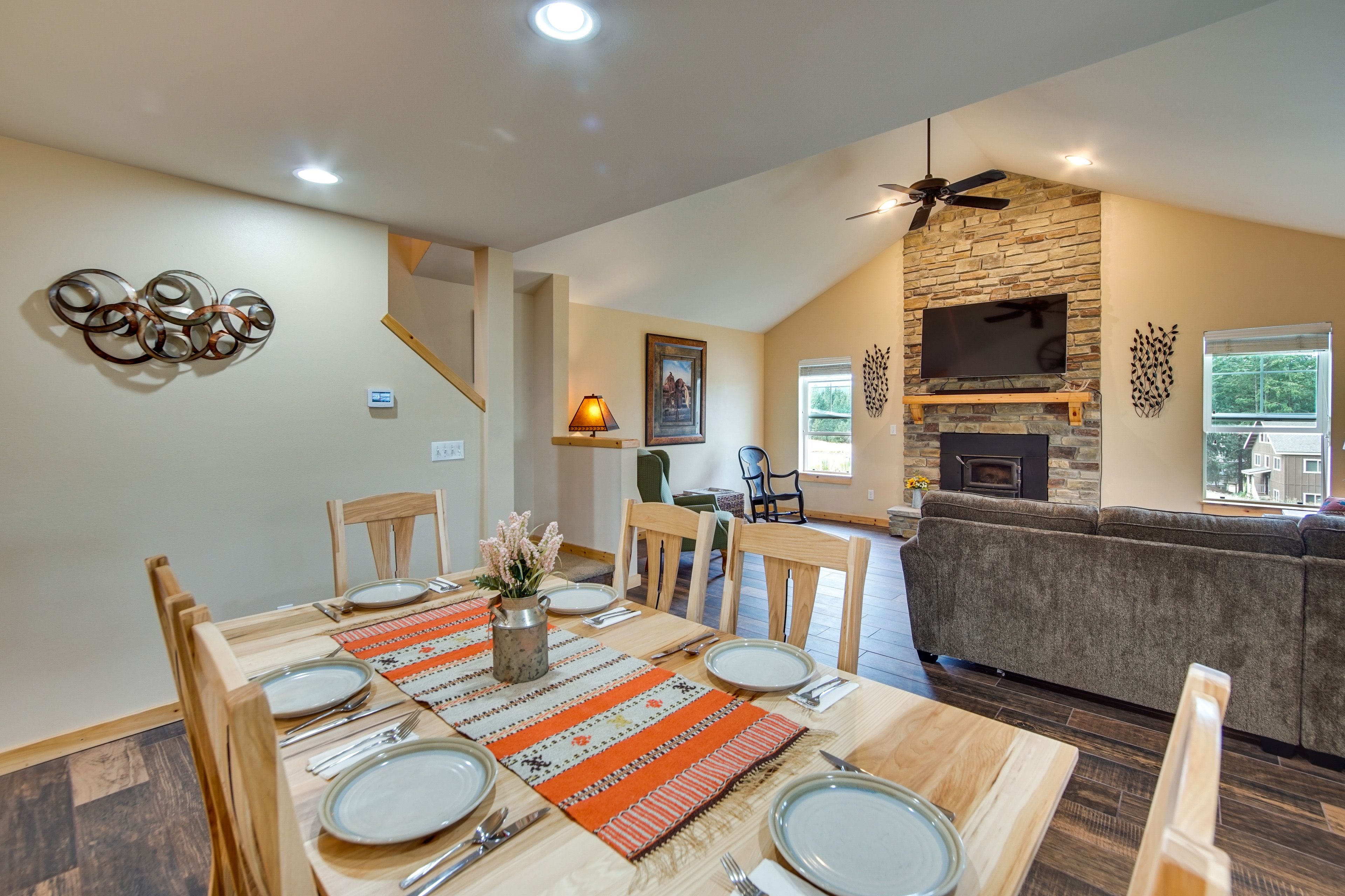 Dining Area | Dishware/Flatware Provided