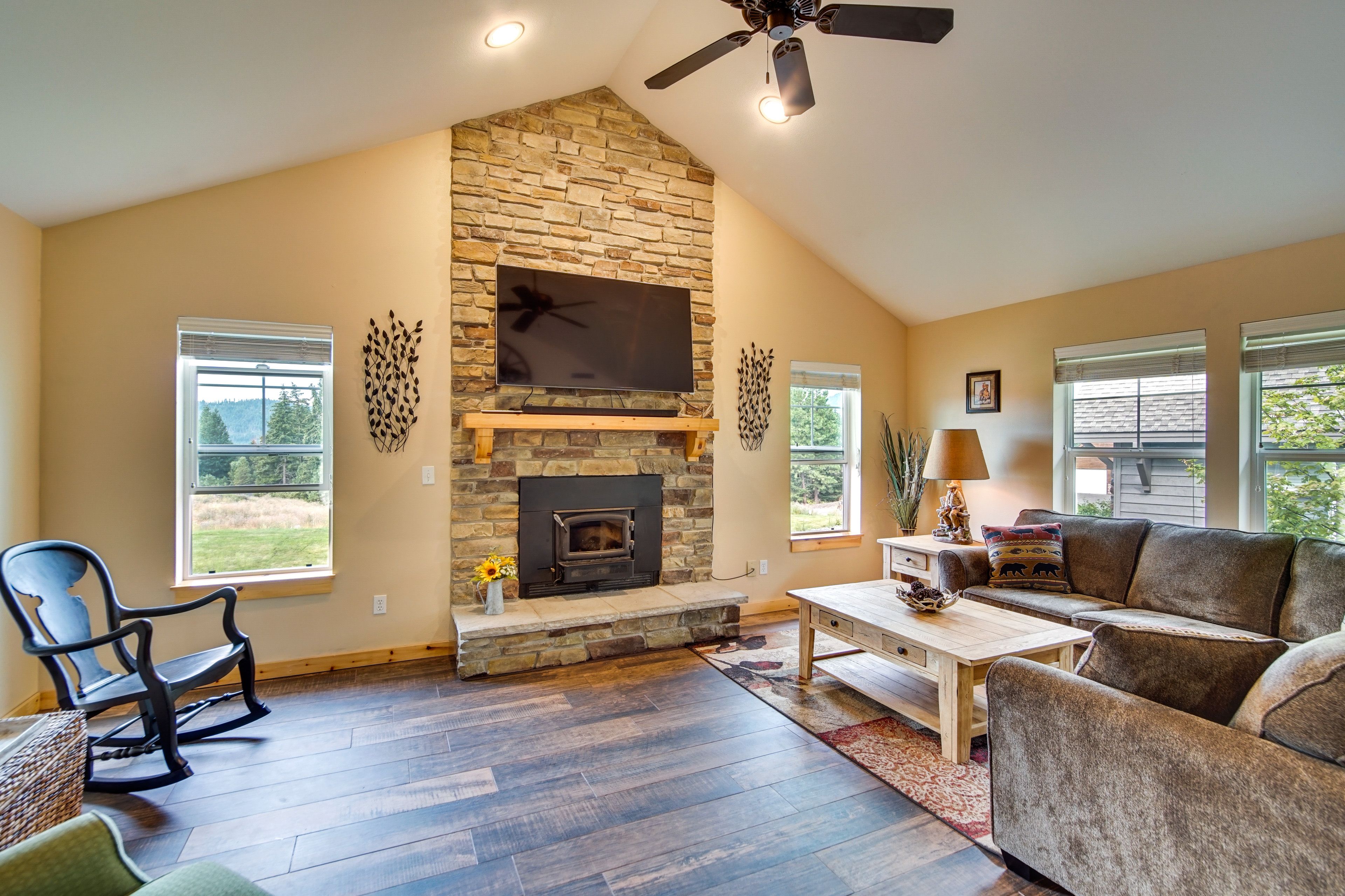 Living Room | Free WiFi | Smart TV