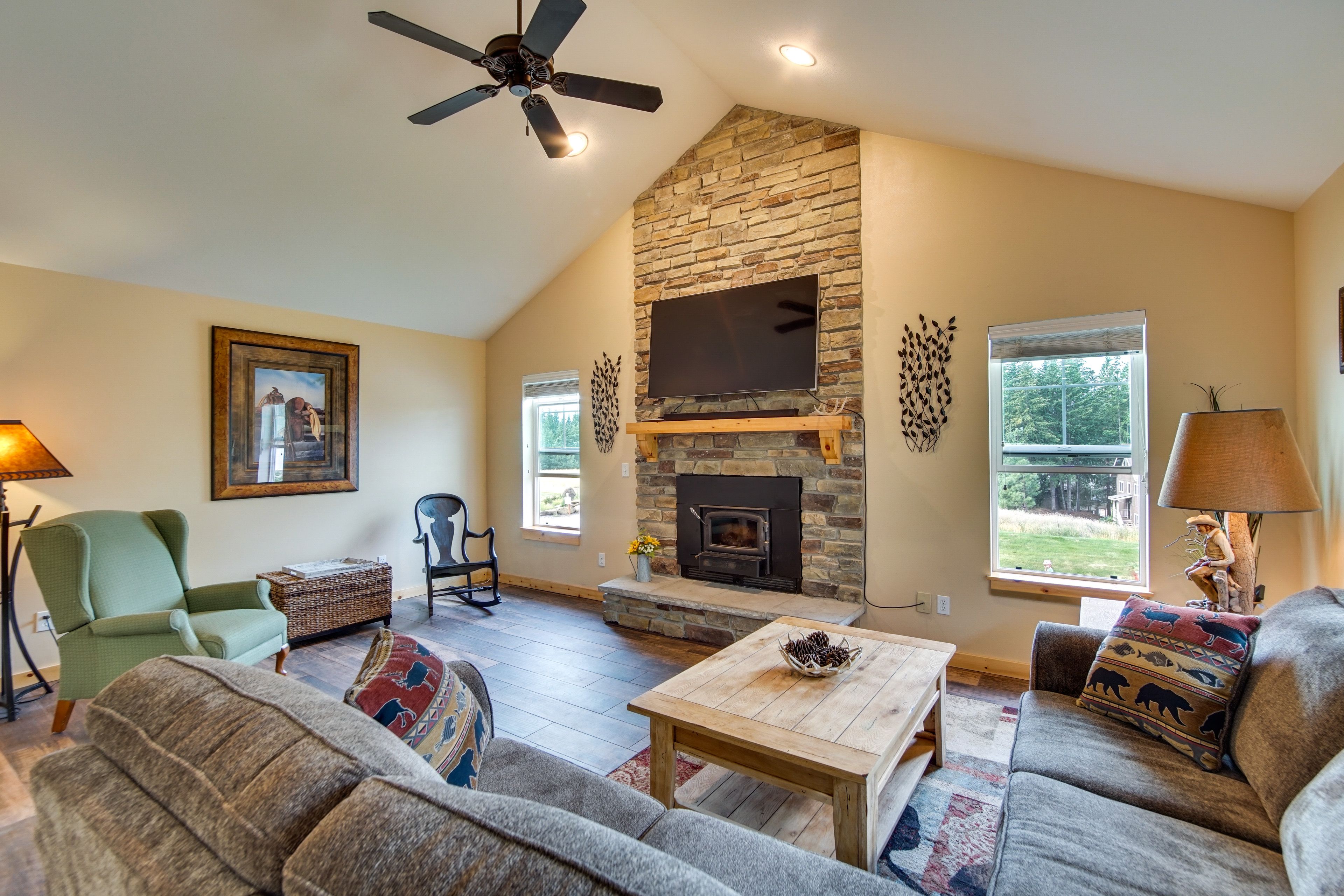 Ronald Vacation Rental | 3BR | 1.5BA | 1,320 Sq Ft | Stairs Required