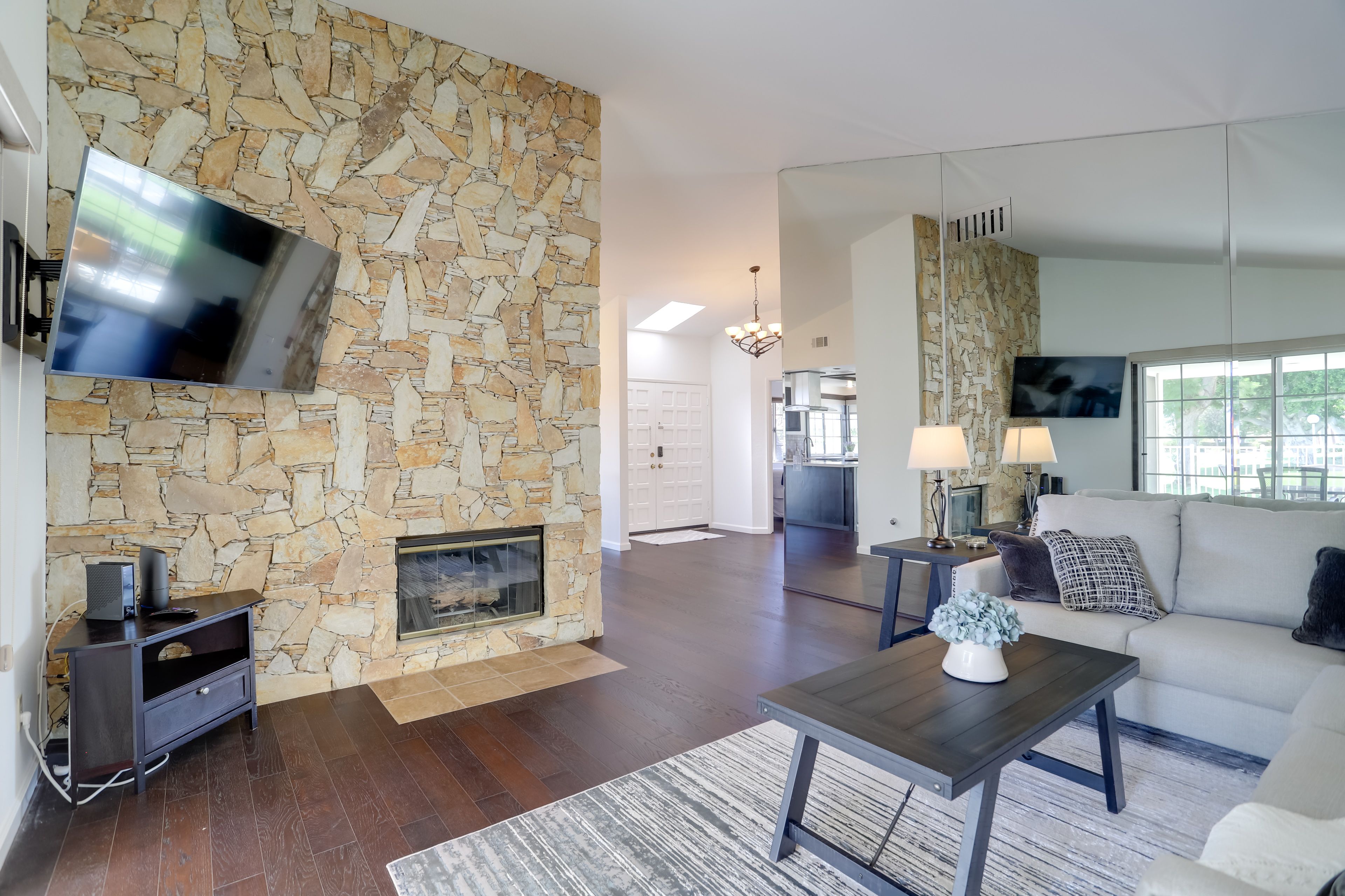 Living Room | Fireplace | Smart TV | Free WiFi