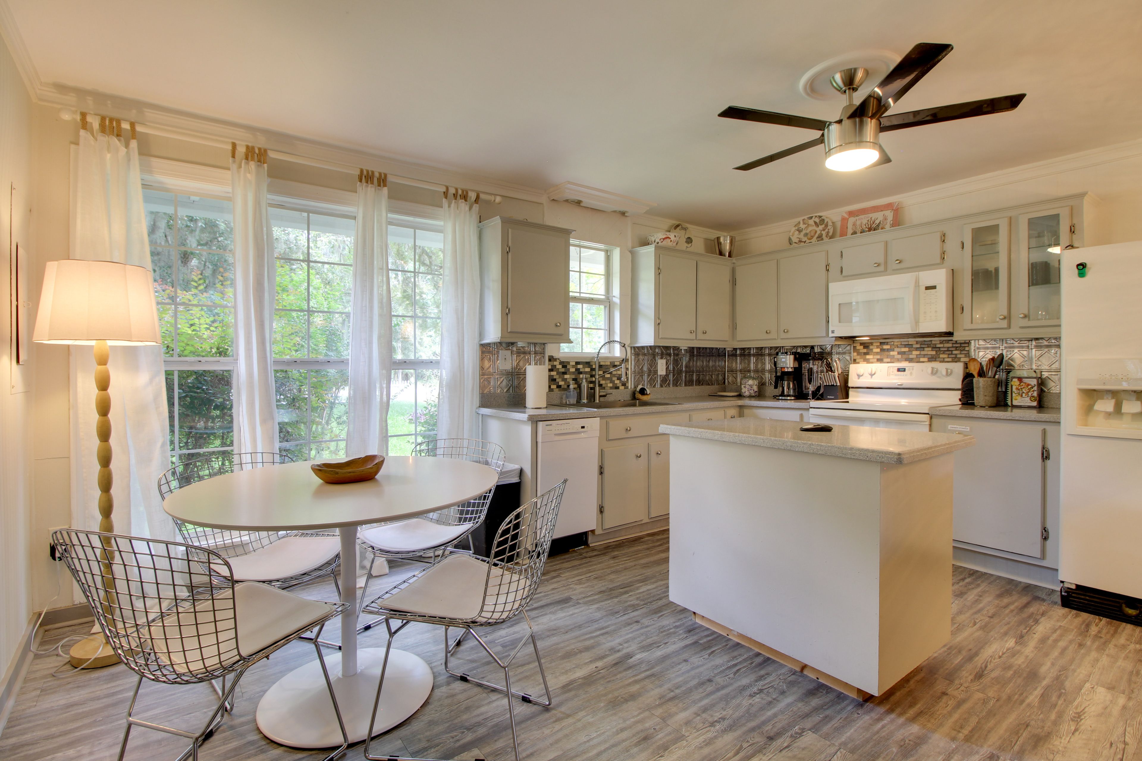 Kitchen & Dining Area | Single-Story Home