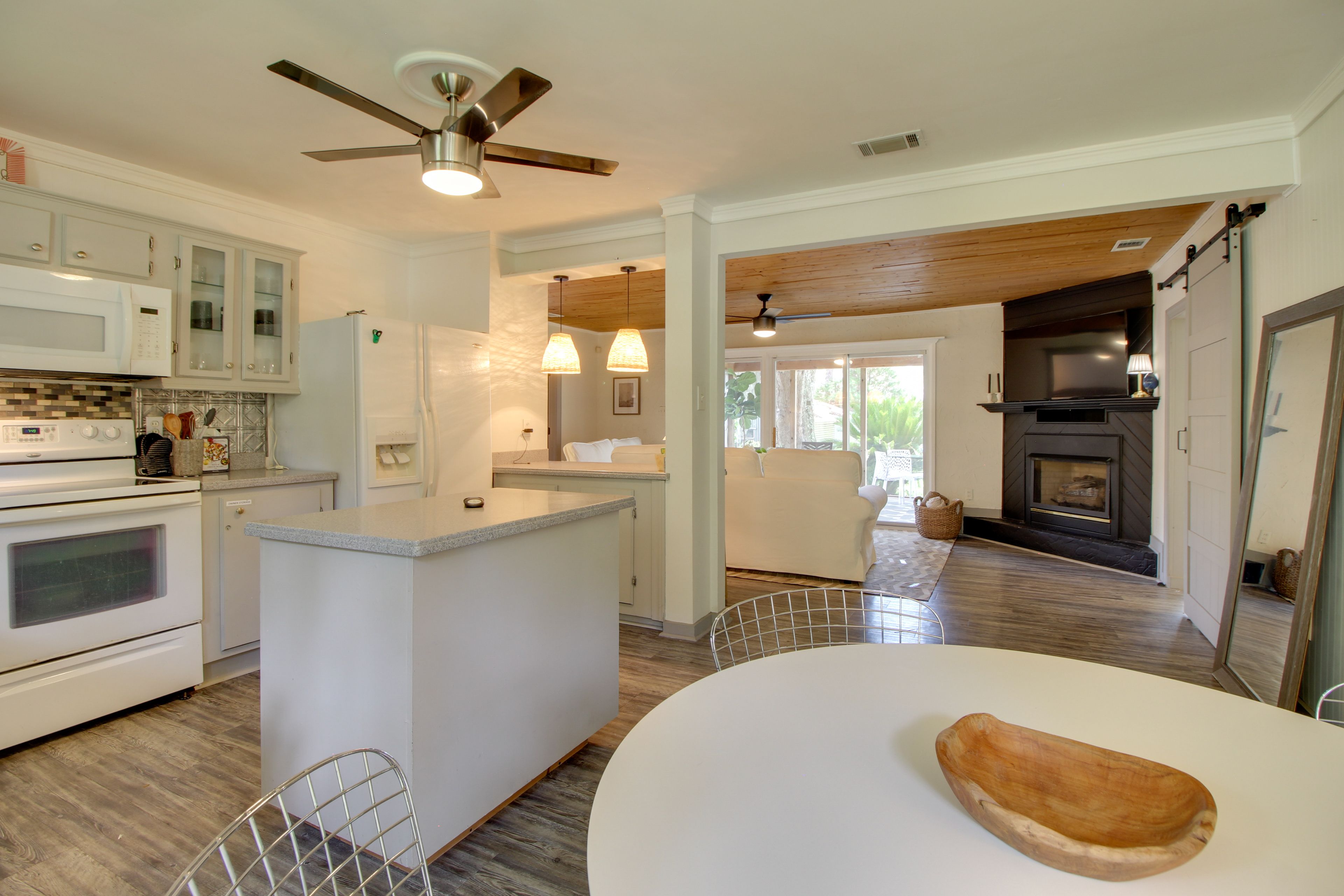 Dining Area | Dishes & Flatware Provided