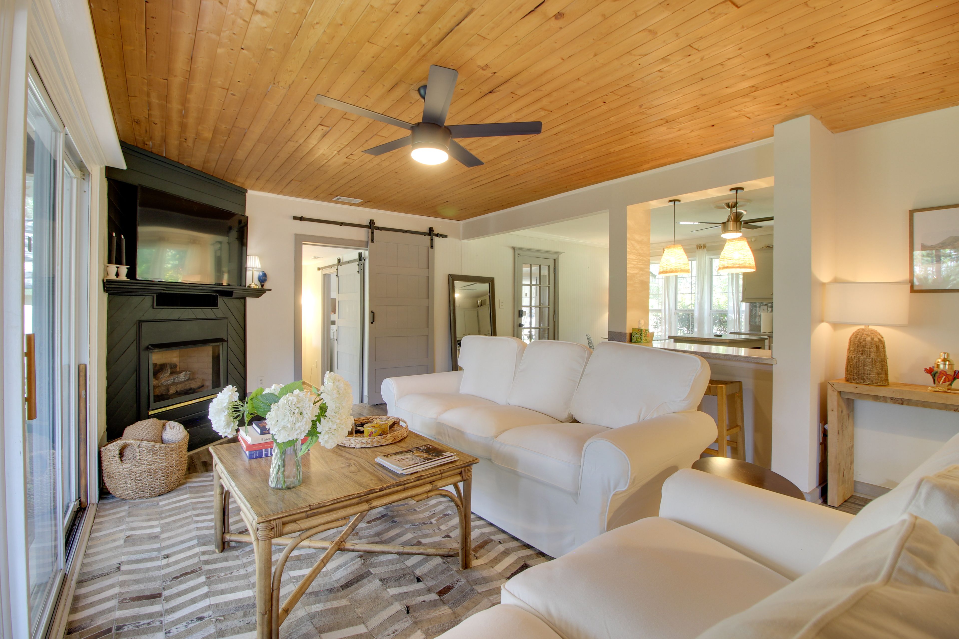 Living Room | Free WiFi | Central A/C | Smart TV
