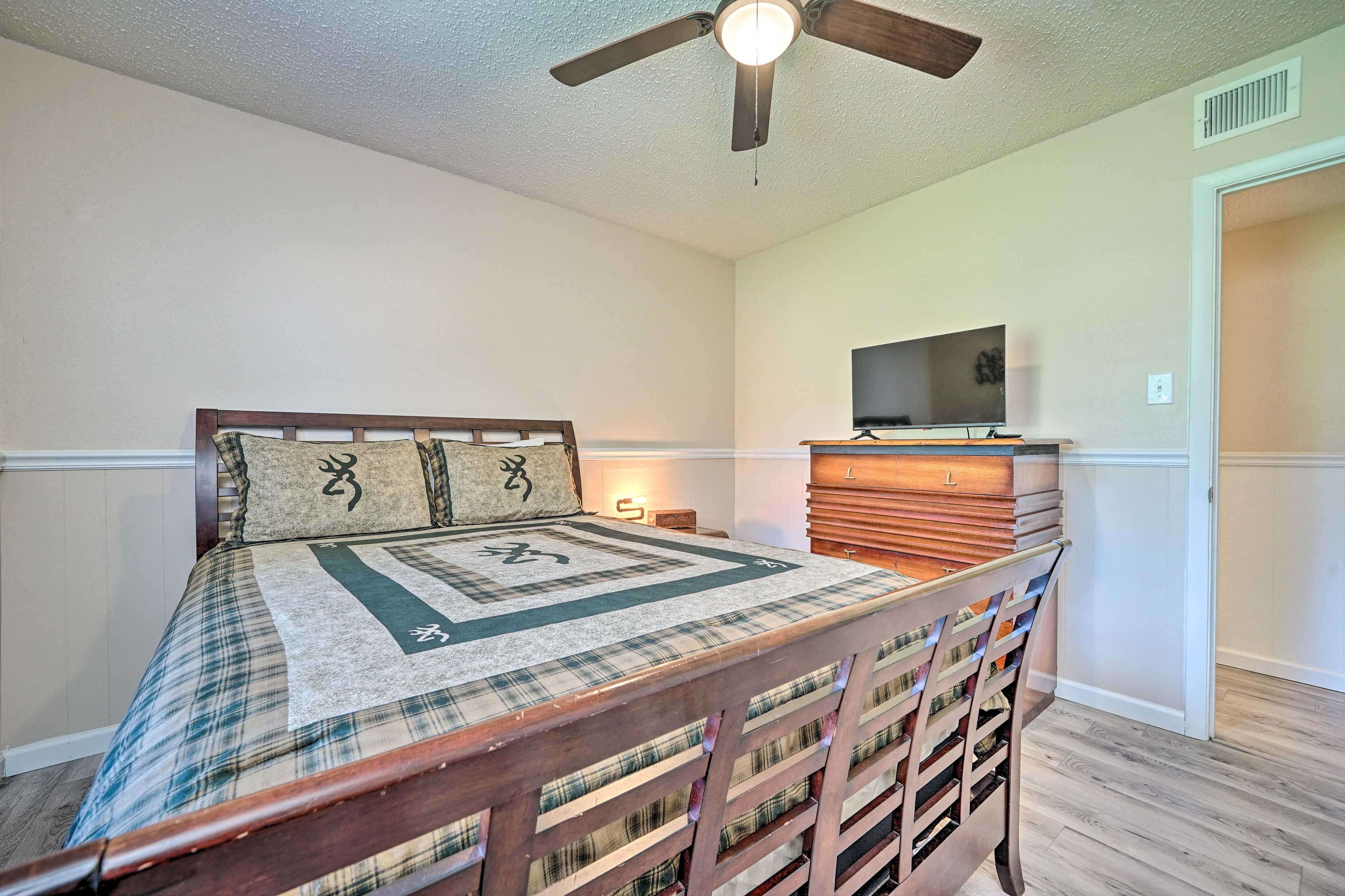 Bedroom 1 | Queen Bed