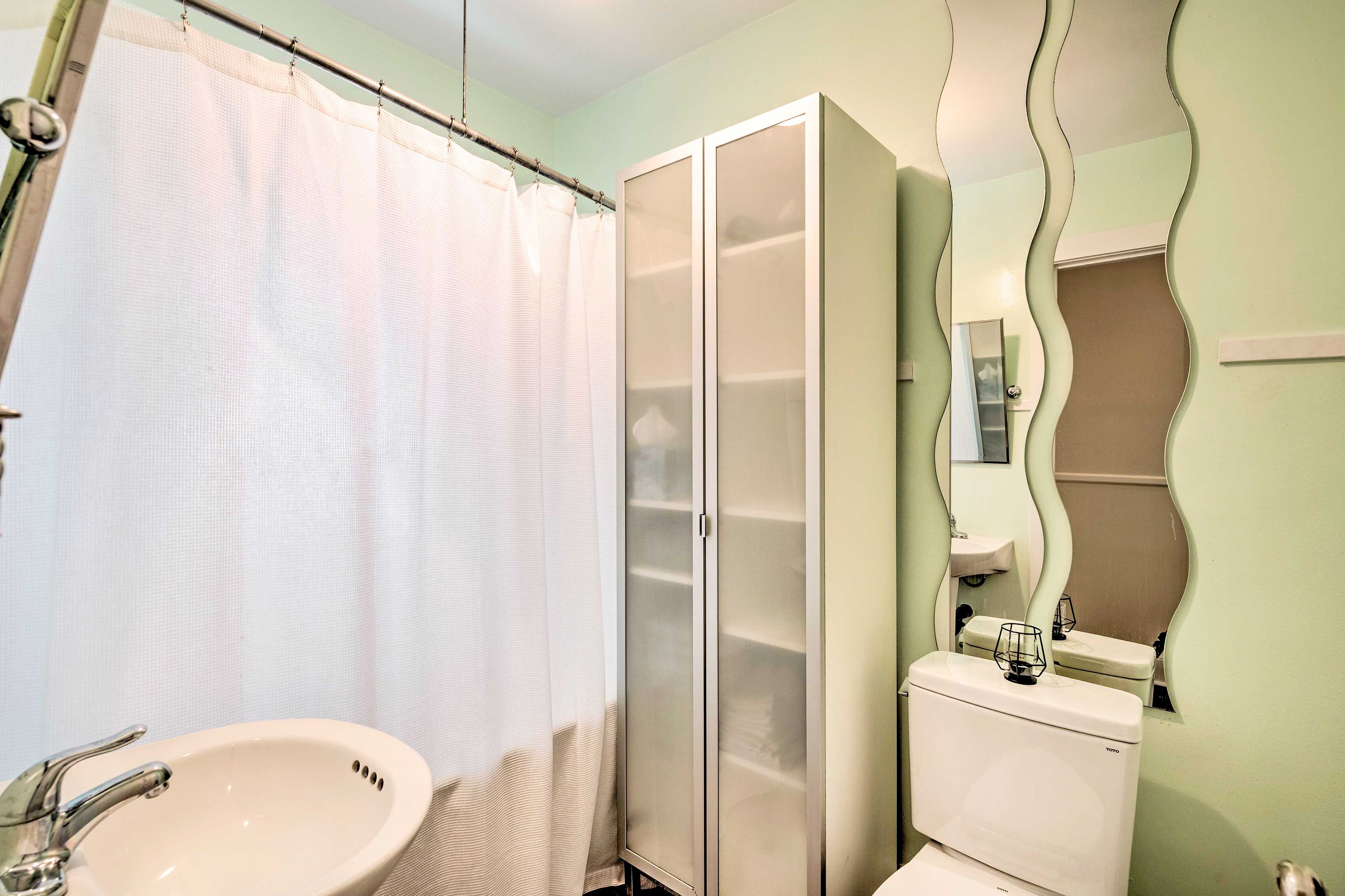Full Bathroom | Towels Provided | Complimentary Toiletries | Hair Dryer