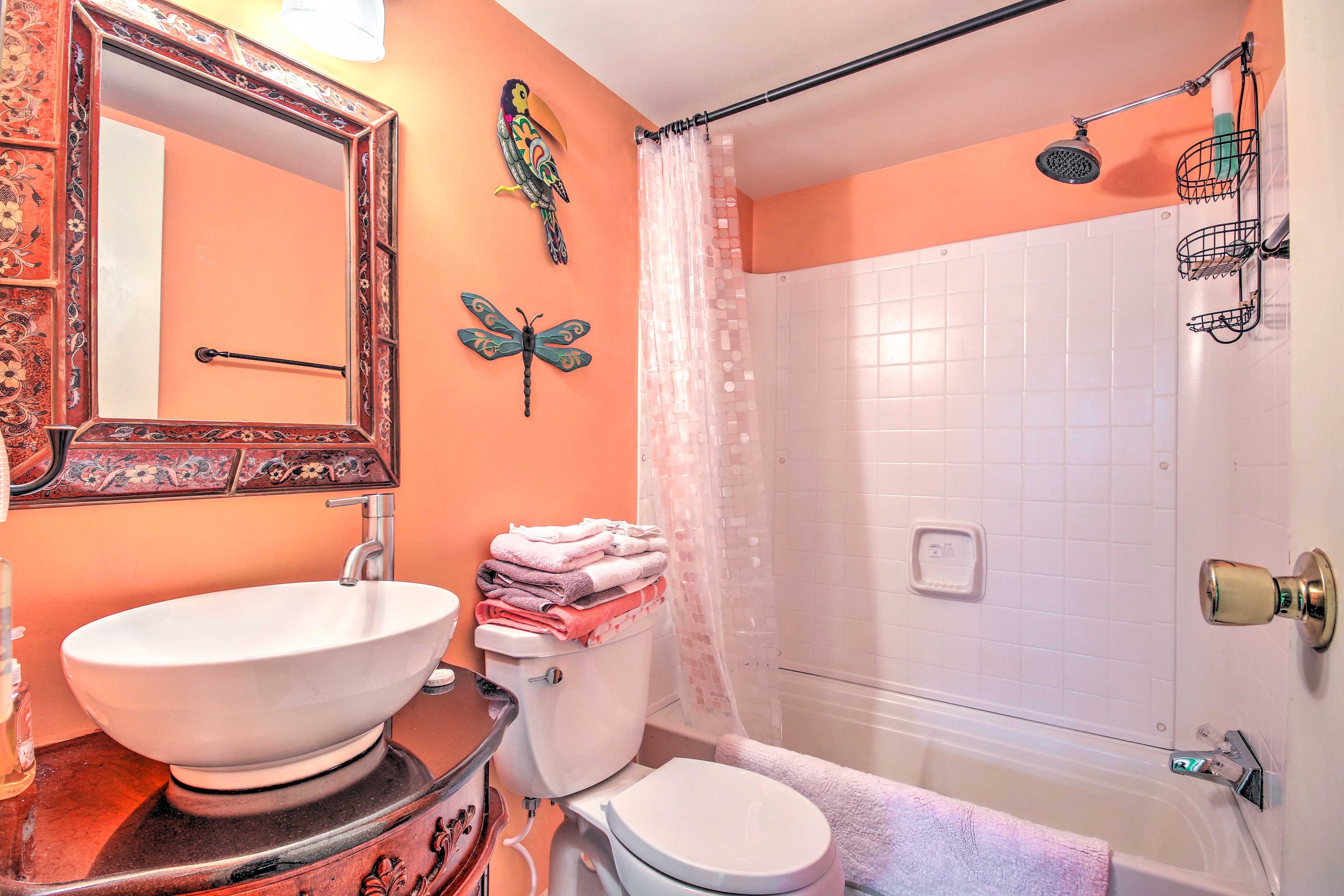 Full Bathroom | Towels Provided