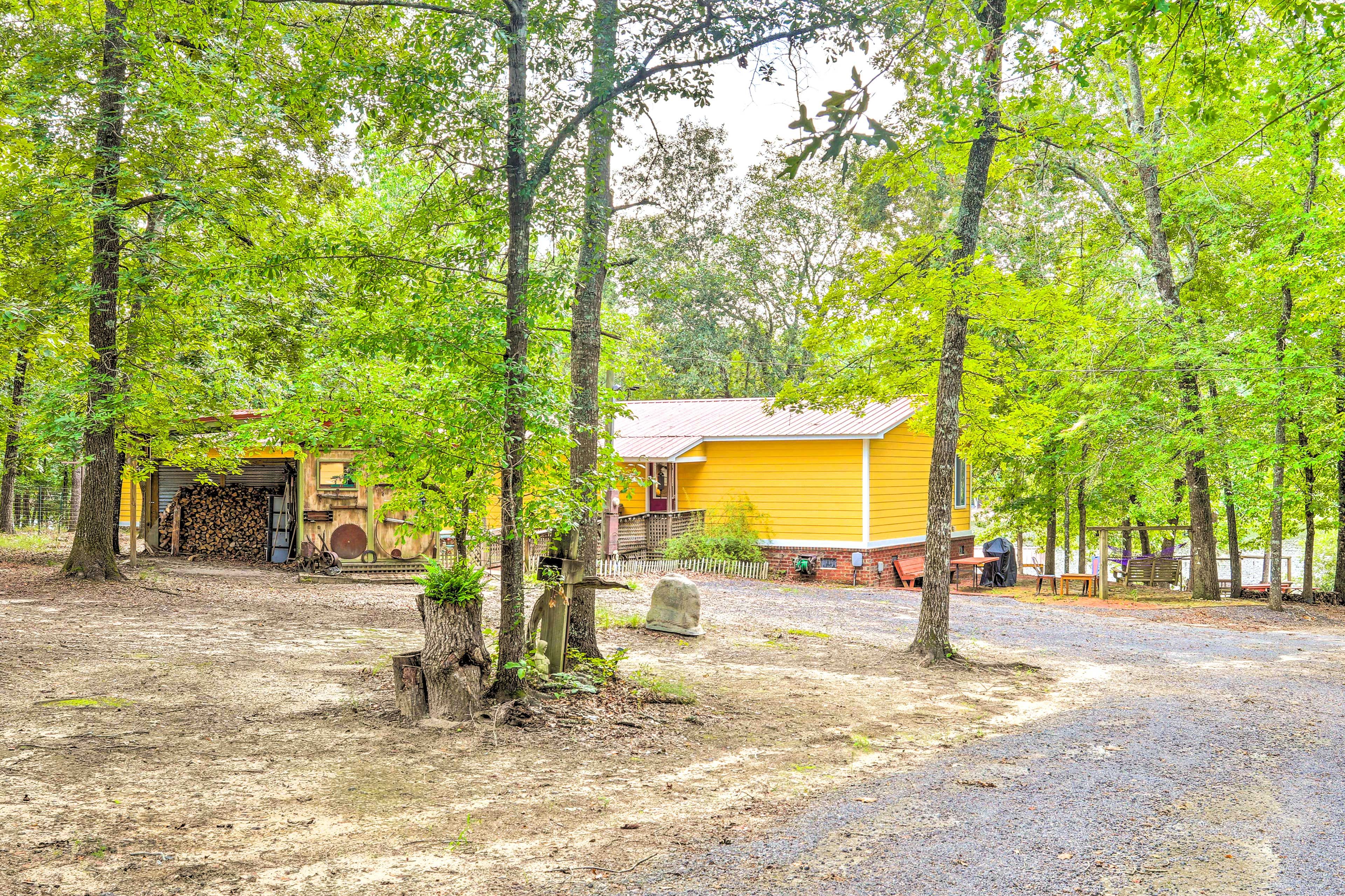 Parking | Driveway (10 Vehicles) | RV/Trailer Parking Available