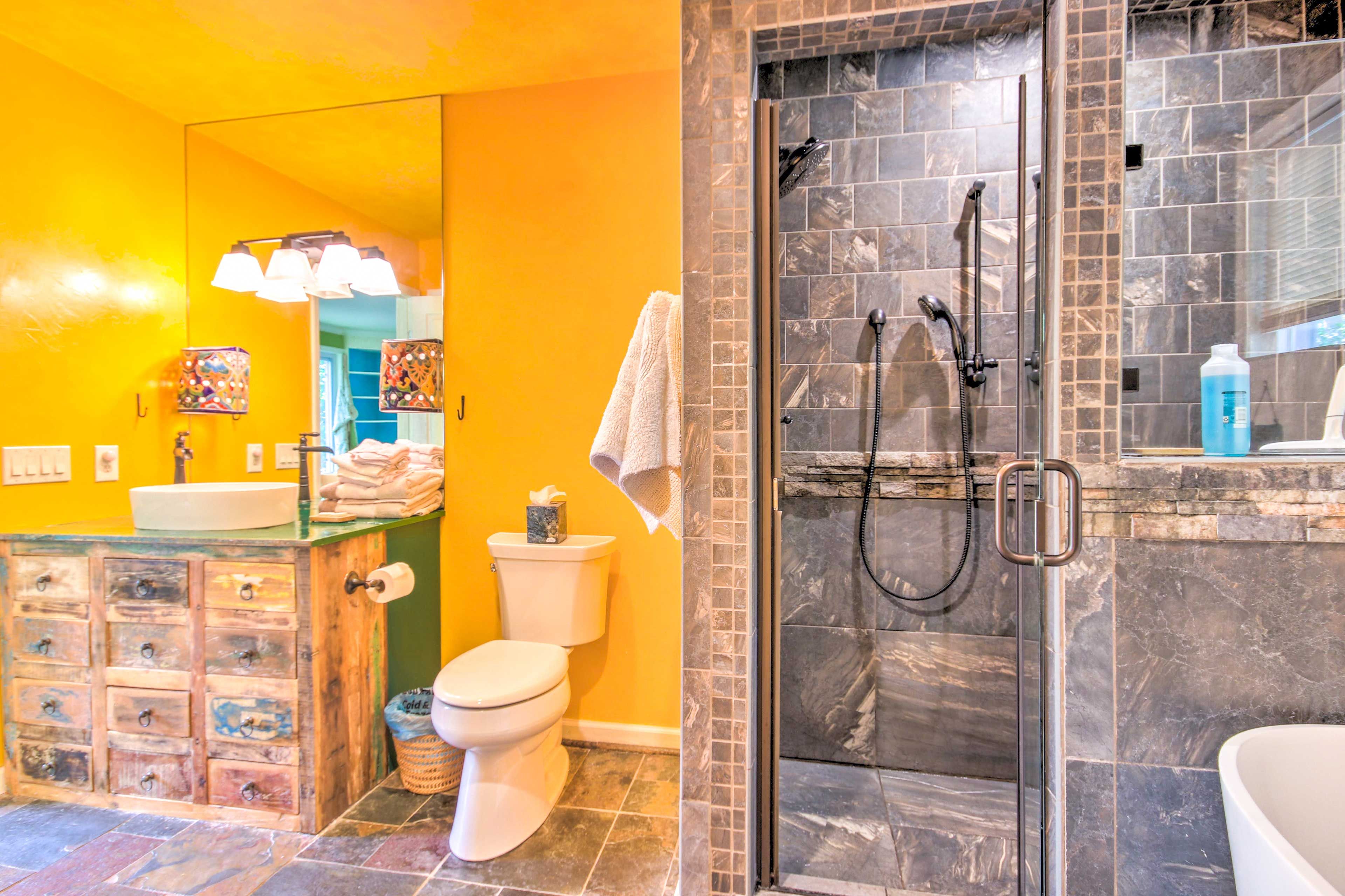 En-Suite Bath | Complimentary Toiletries | Soaker Tub