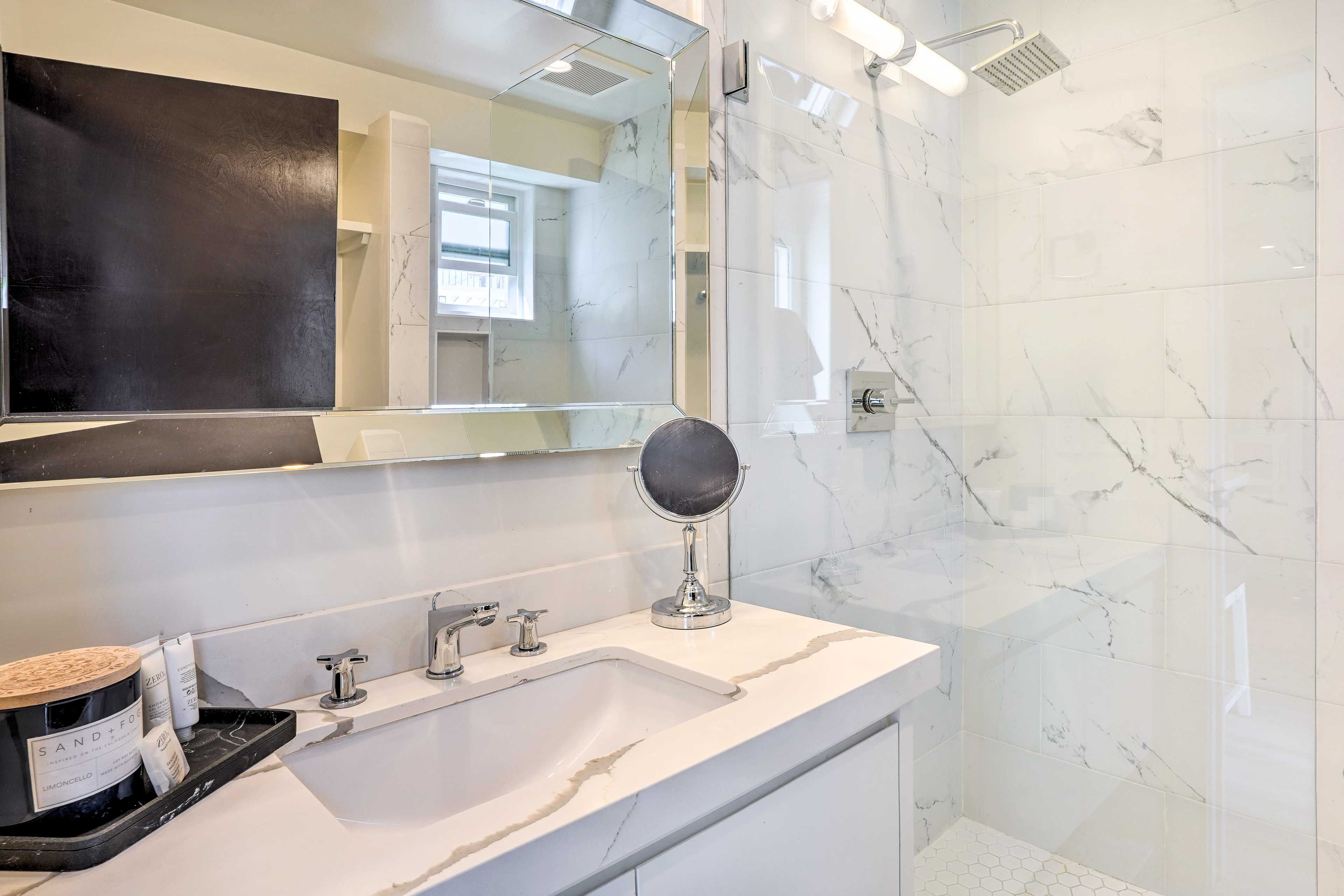 Full Bathroom | Towels Provided | 1st Floor