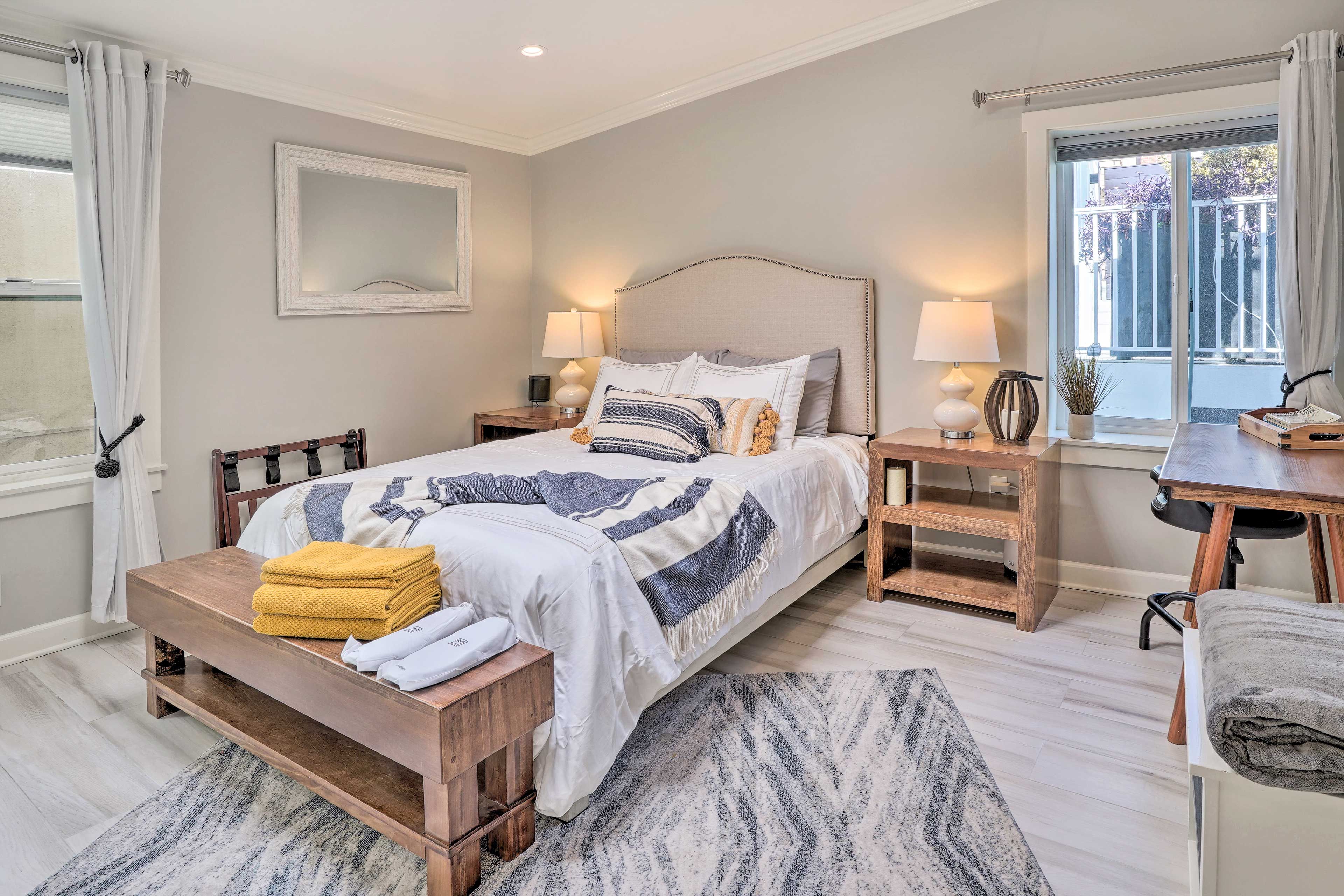 Bedroom 2 | Queen Bed | Smart TV | 1st Floor