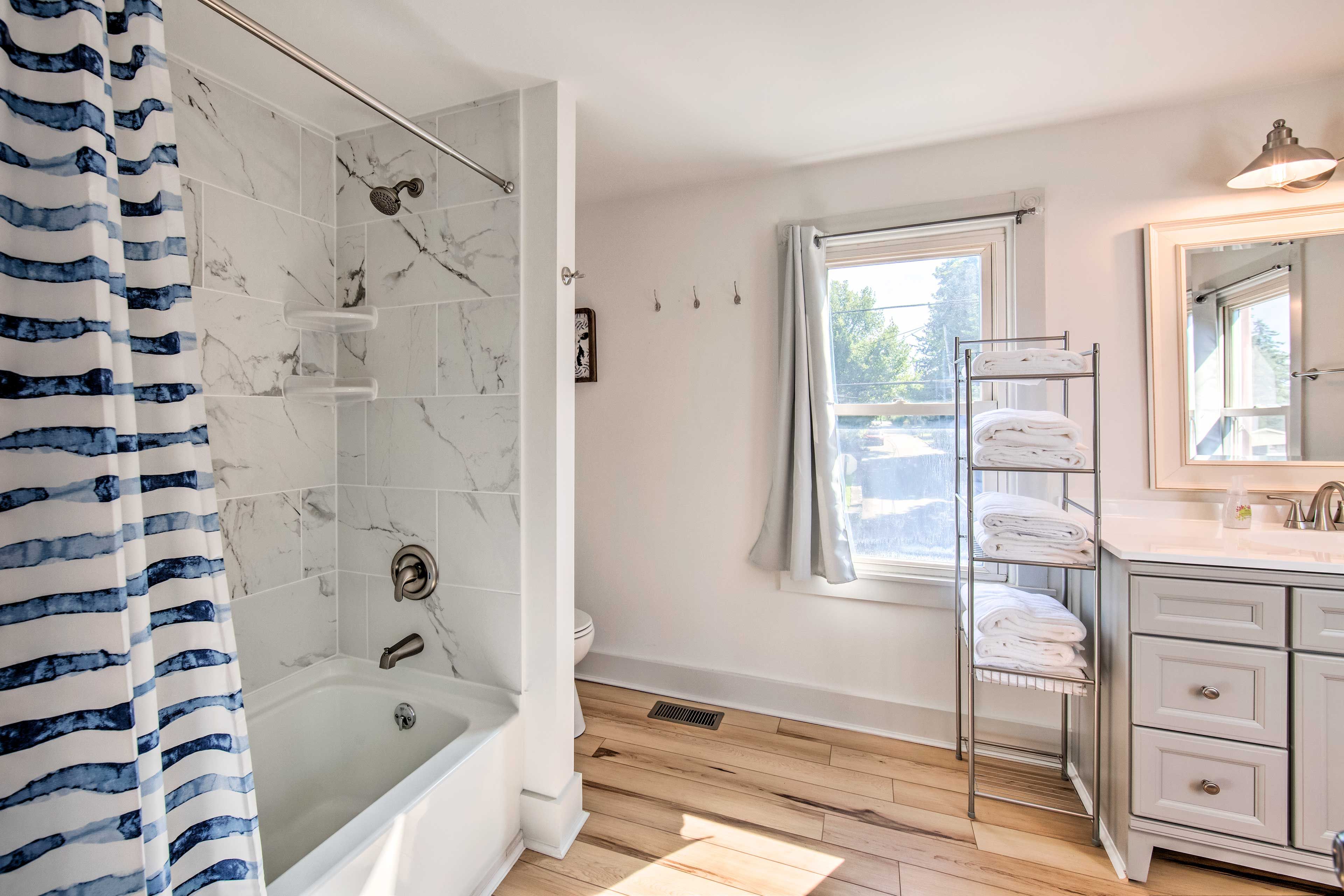 Full Bathroom | 2nd Floor | Complimentary Toiletries
