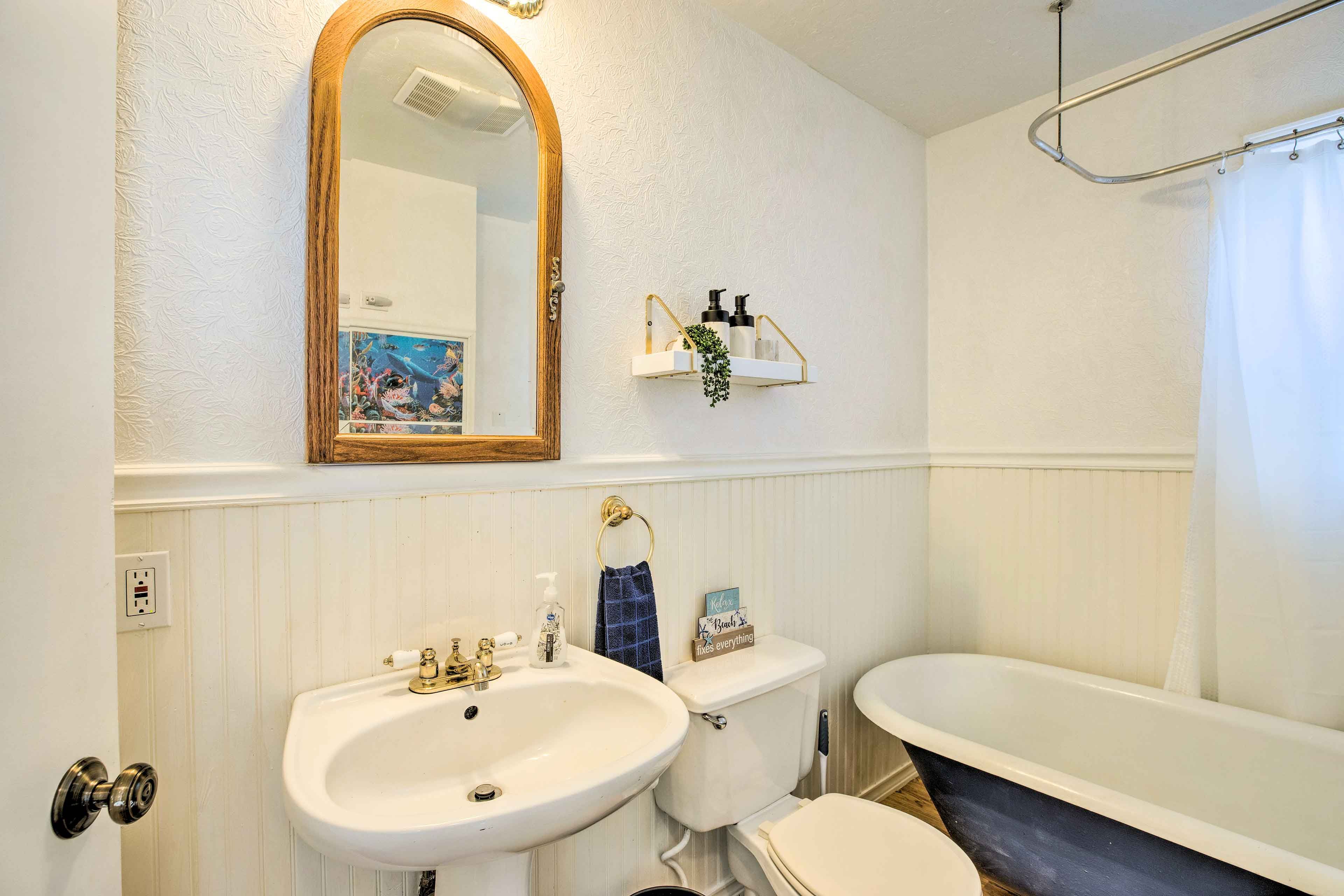 Full Bathroom | Complimentary Toiletries