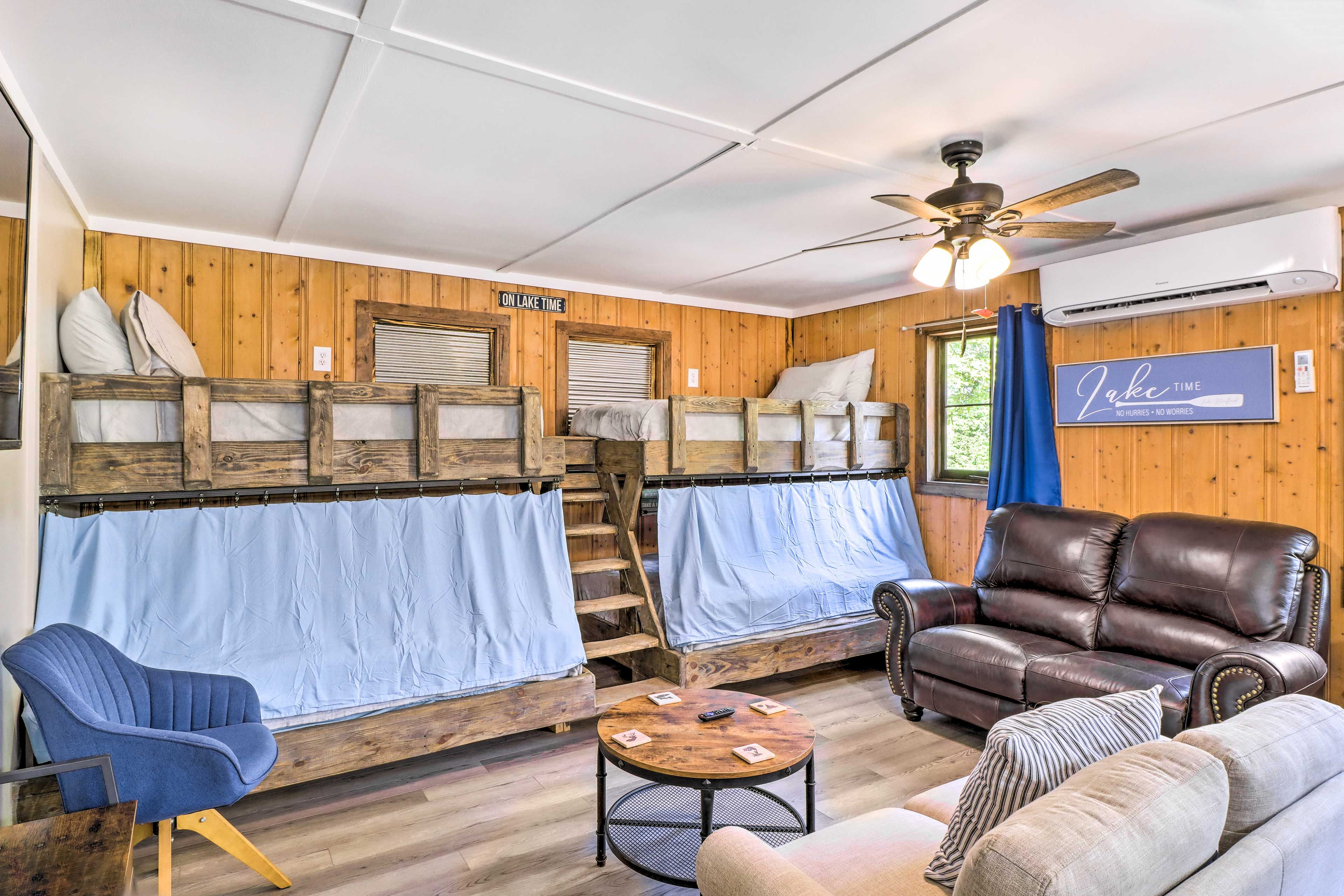 Living Room | 2 Twin/Full Bunk Beds | Smart TV | Board Games | Mini-Split A/C