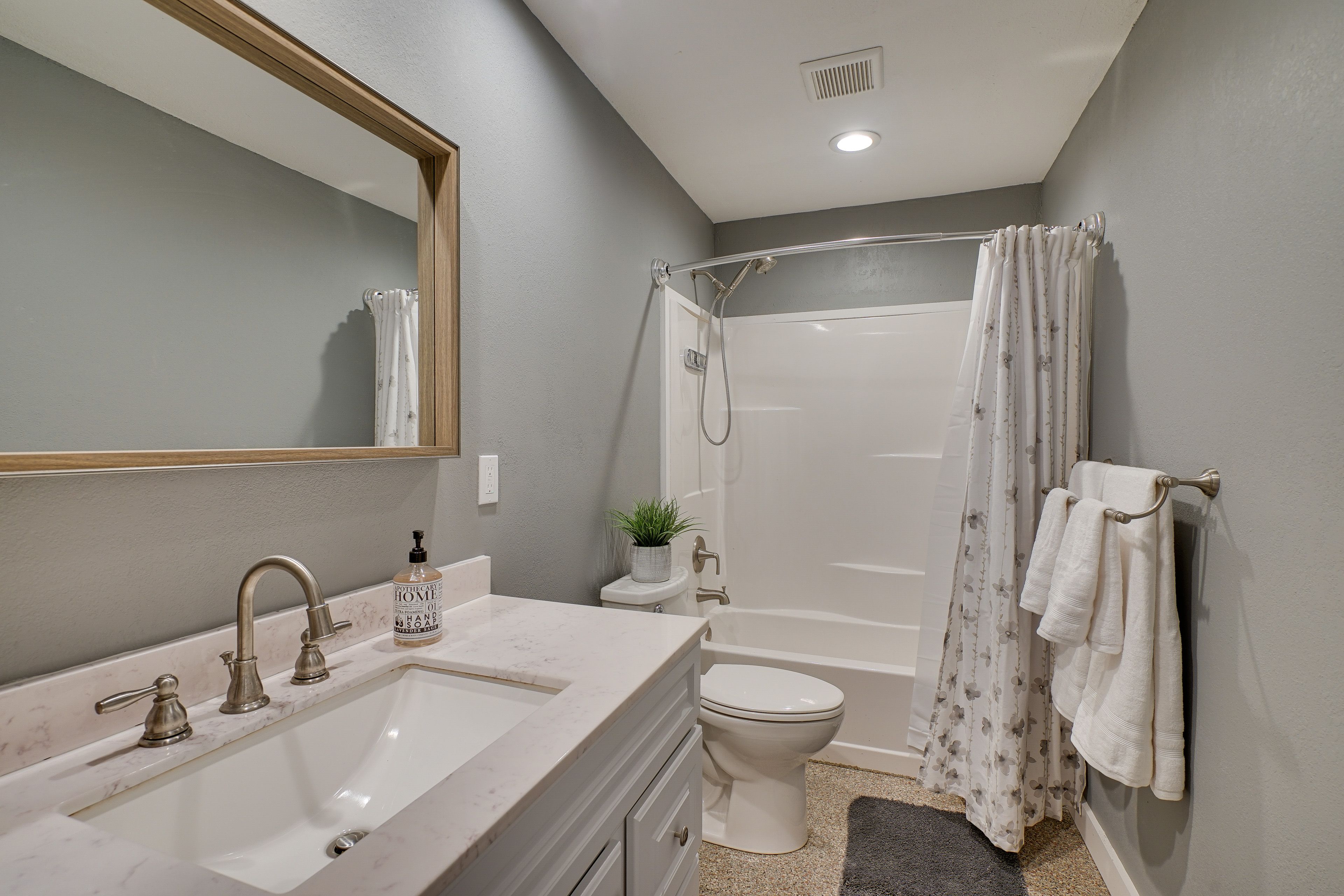 Full Bathroom | Complimentary Toiletries