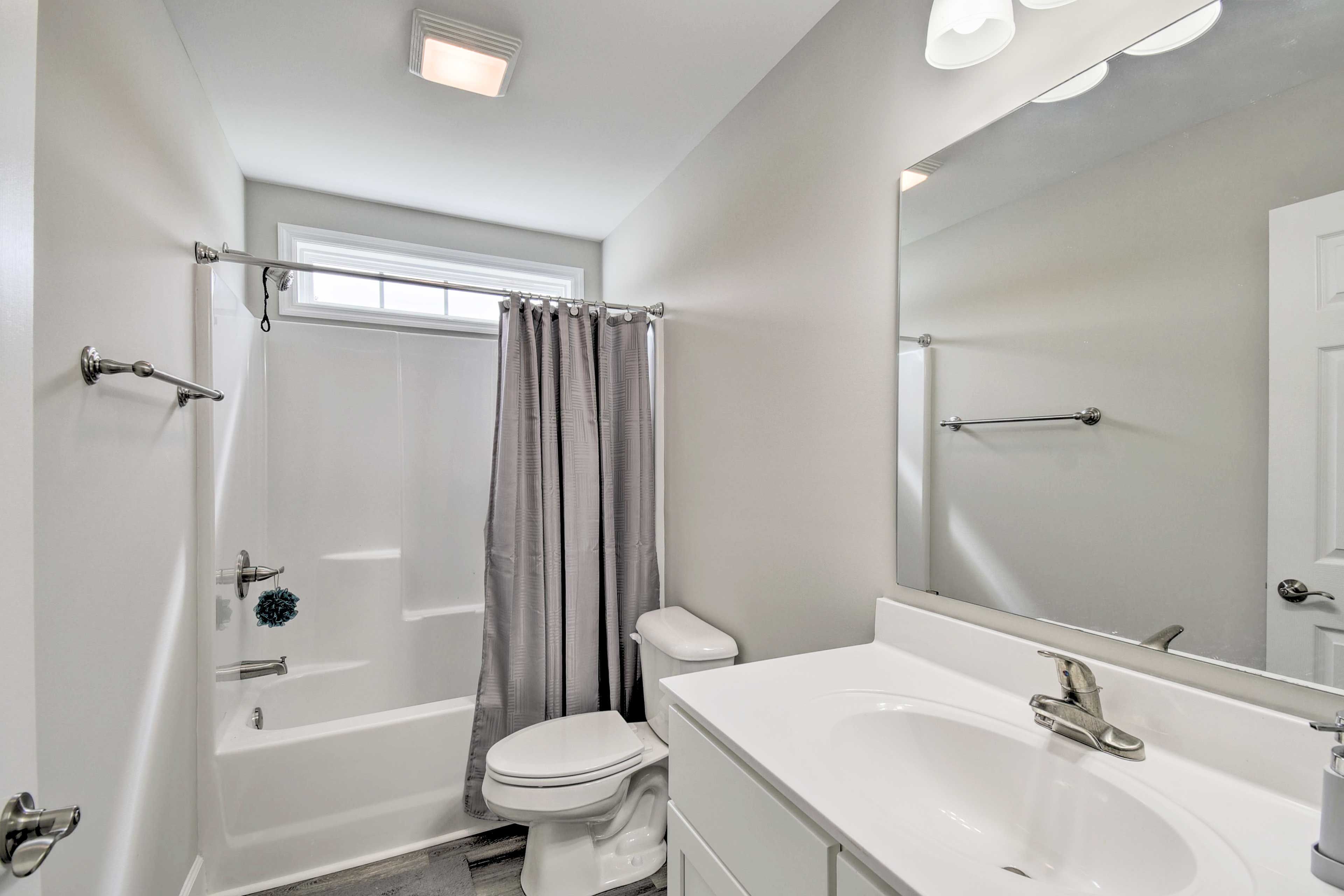 Full Bathroom | Towels Provided