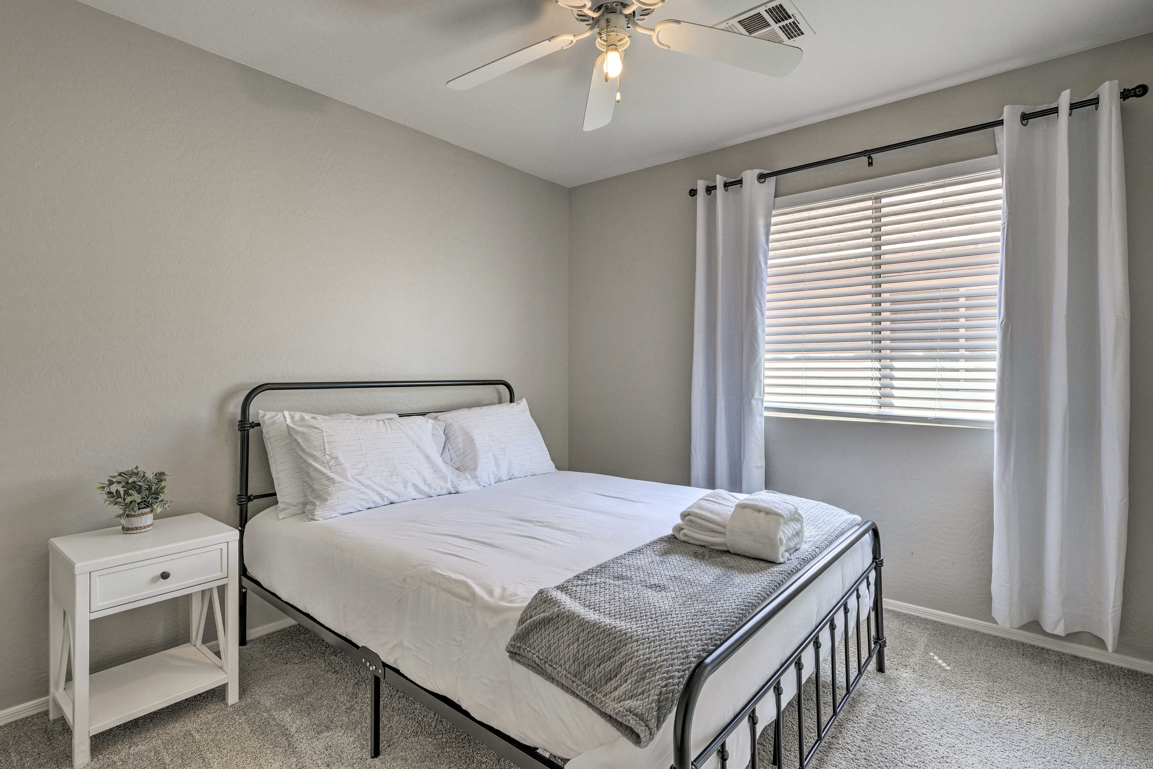 Bedroom 2 | Queen Bed