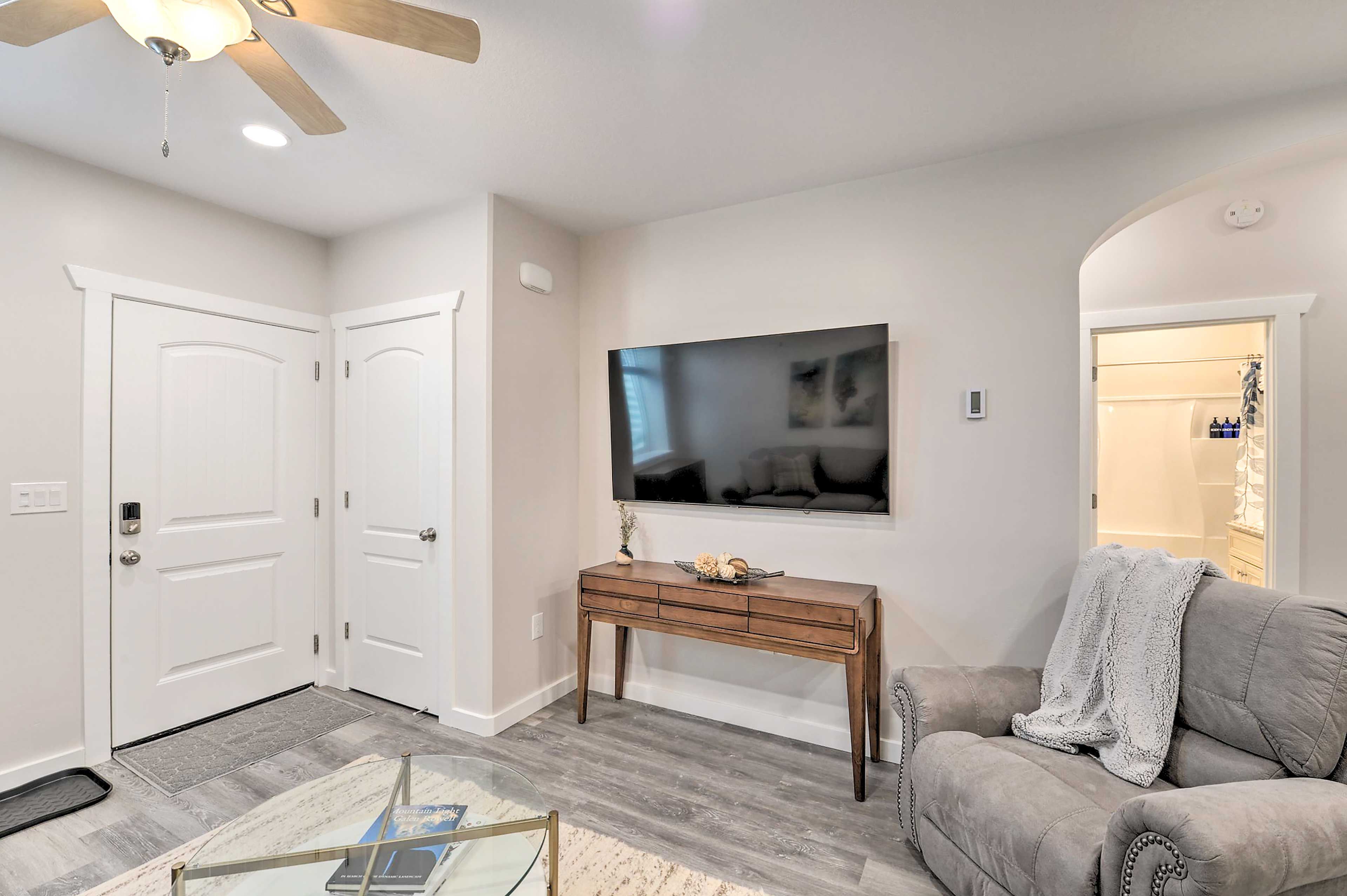 Living Area | Central A/C | Free WiFi | Smart TV w/ Cable
