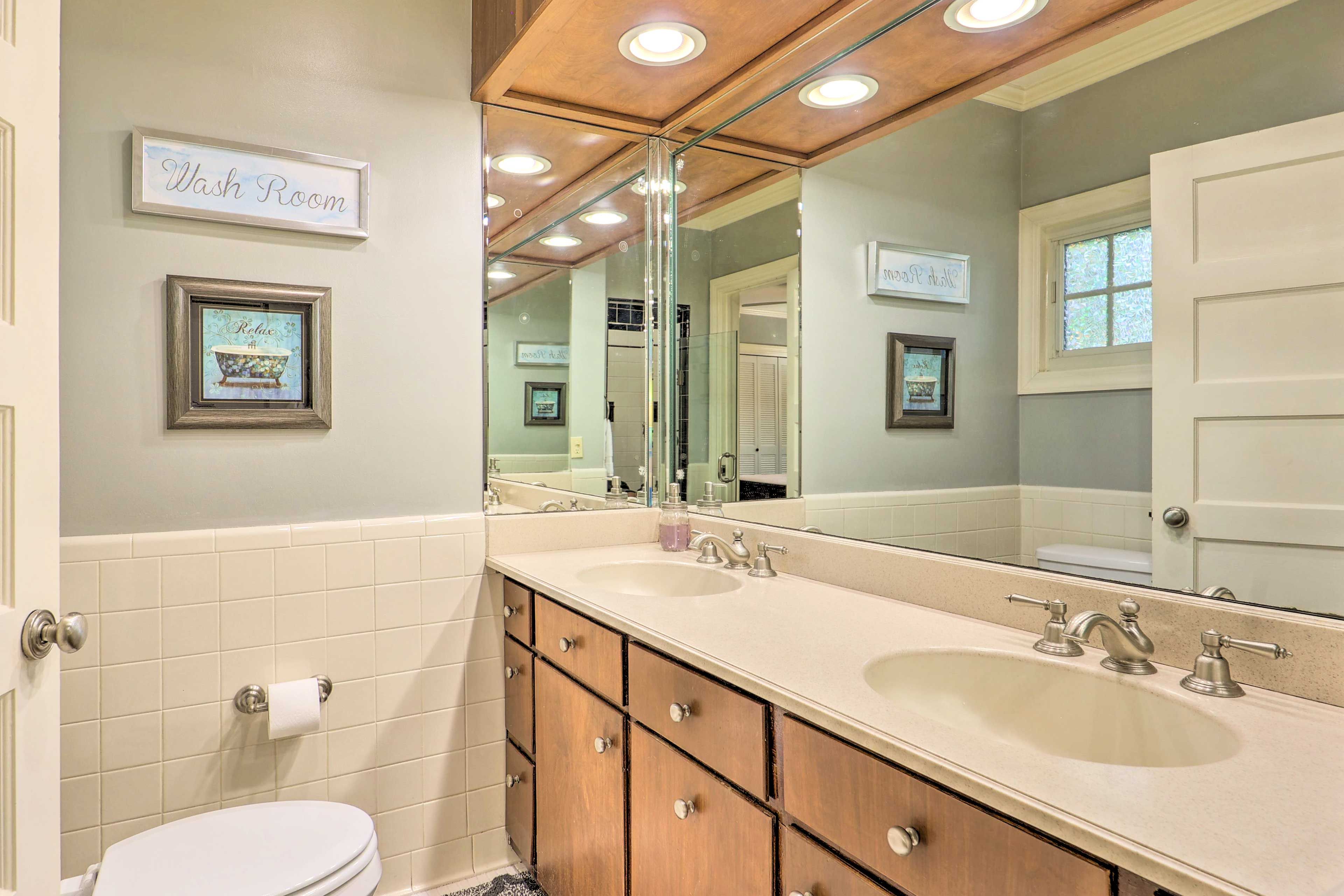 En-Suite Bathroom | Towels Provided