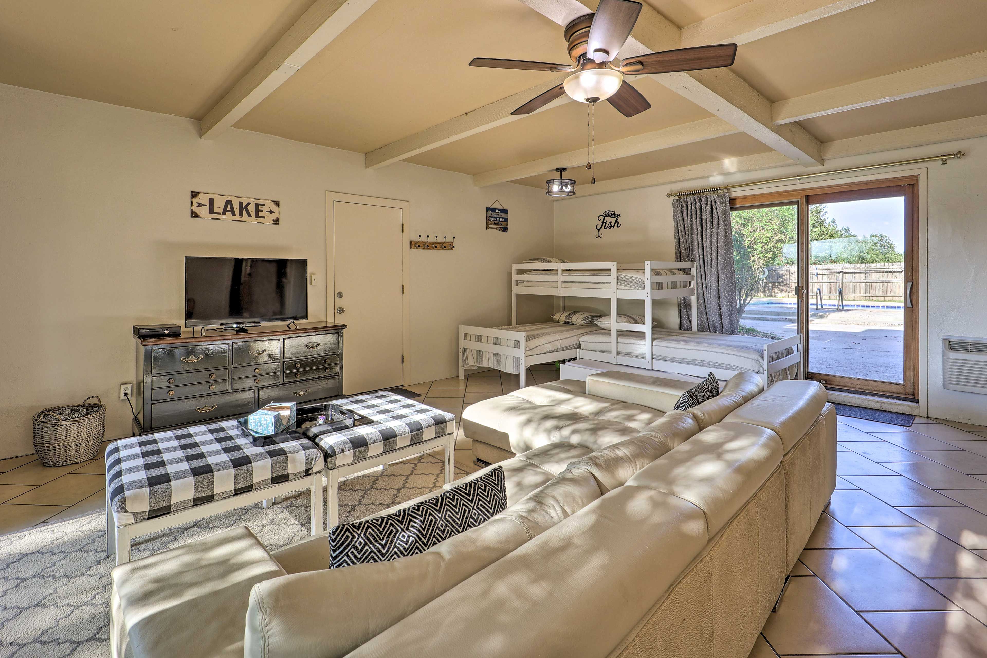 Game Room | Triple Twin Bunk Bed w/ Twin Trundle | Dining Table